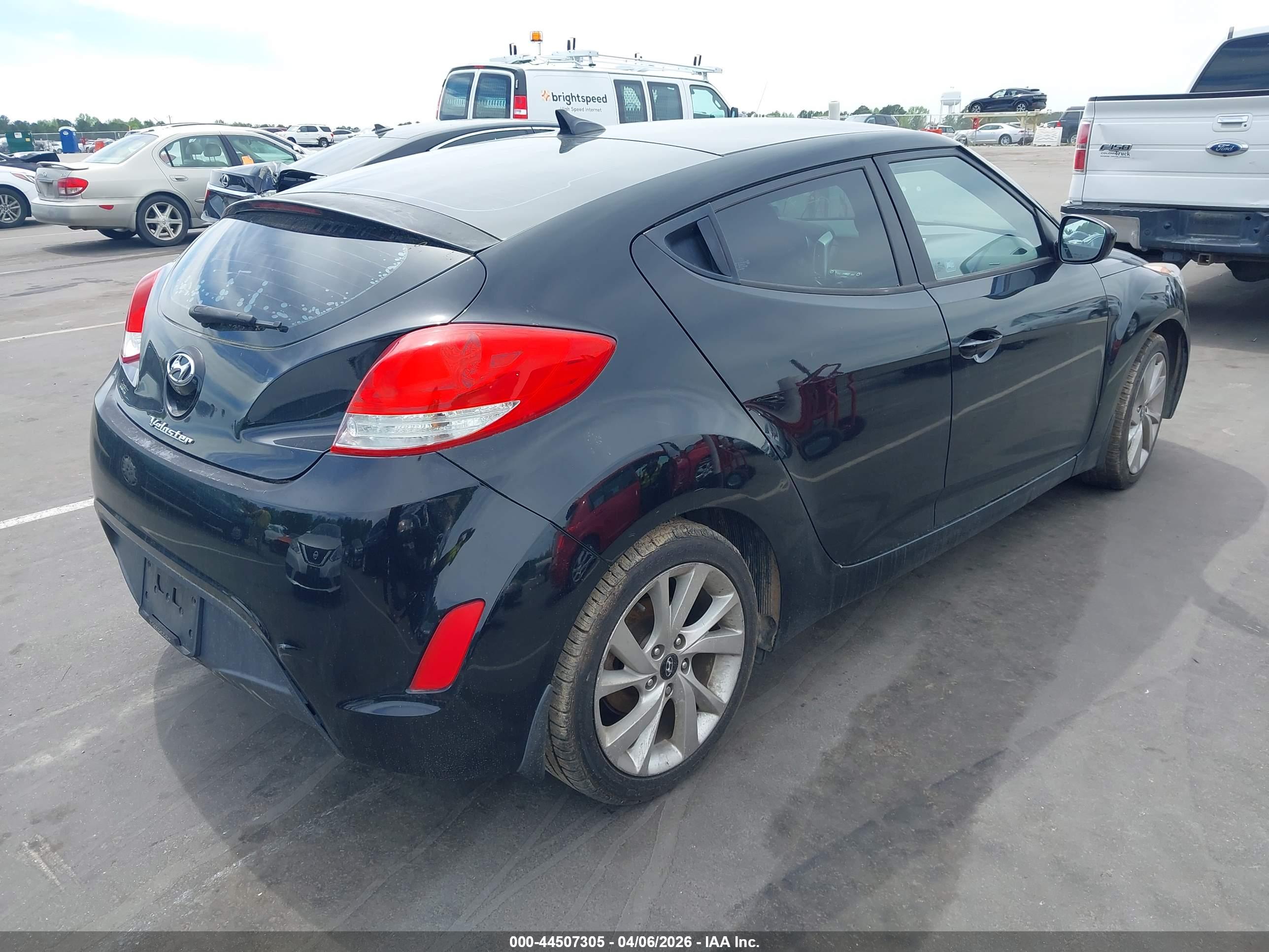 HYUNDAI VELOSTER image 4