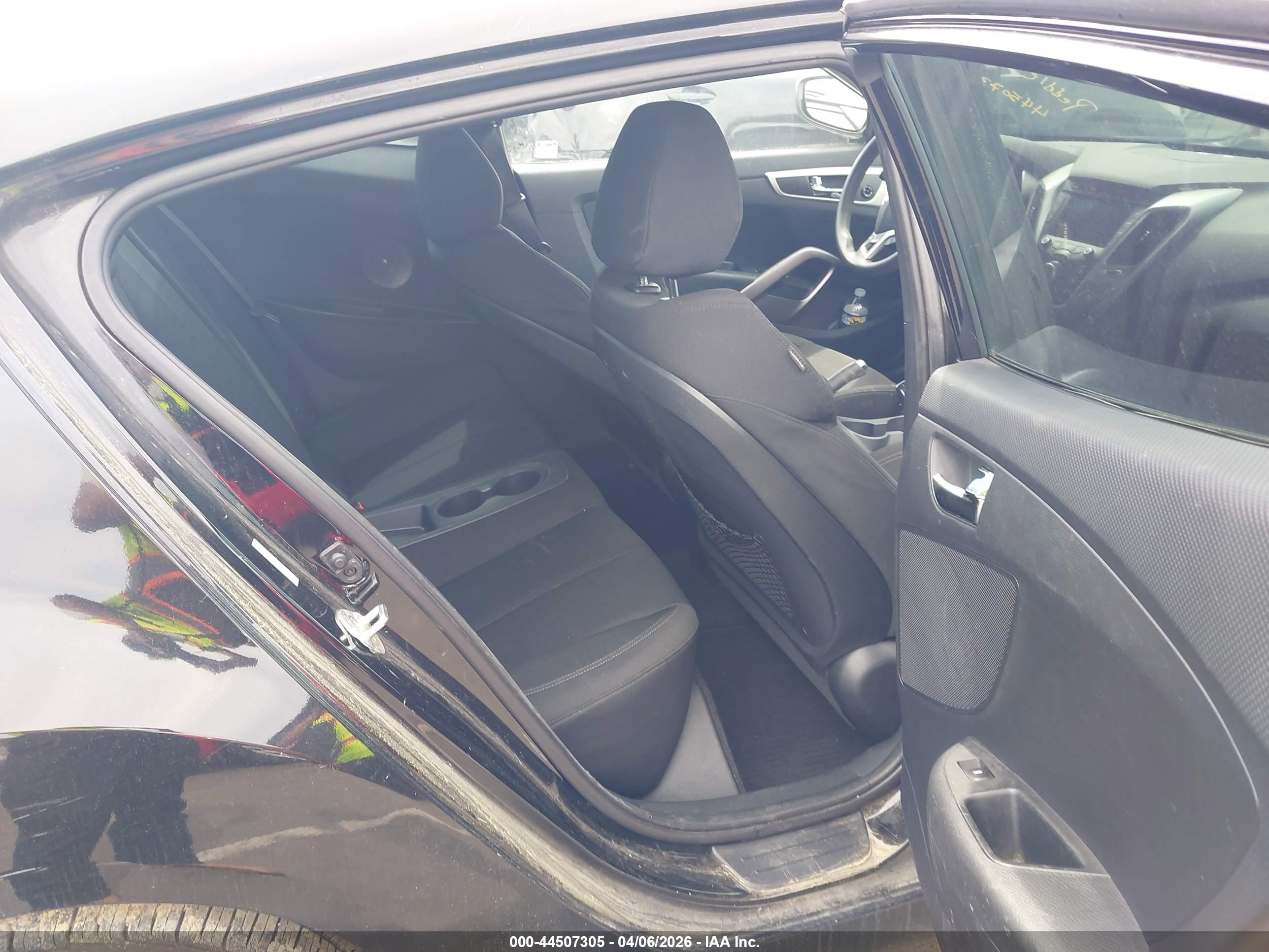 HYUNDAI VELOSTER image 8