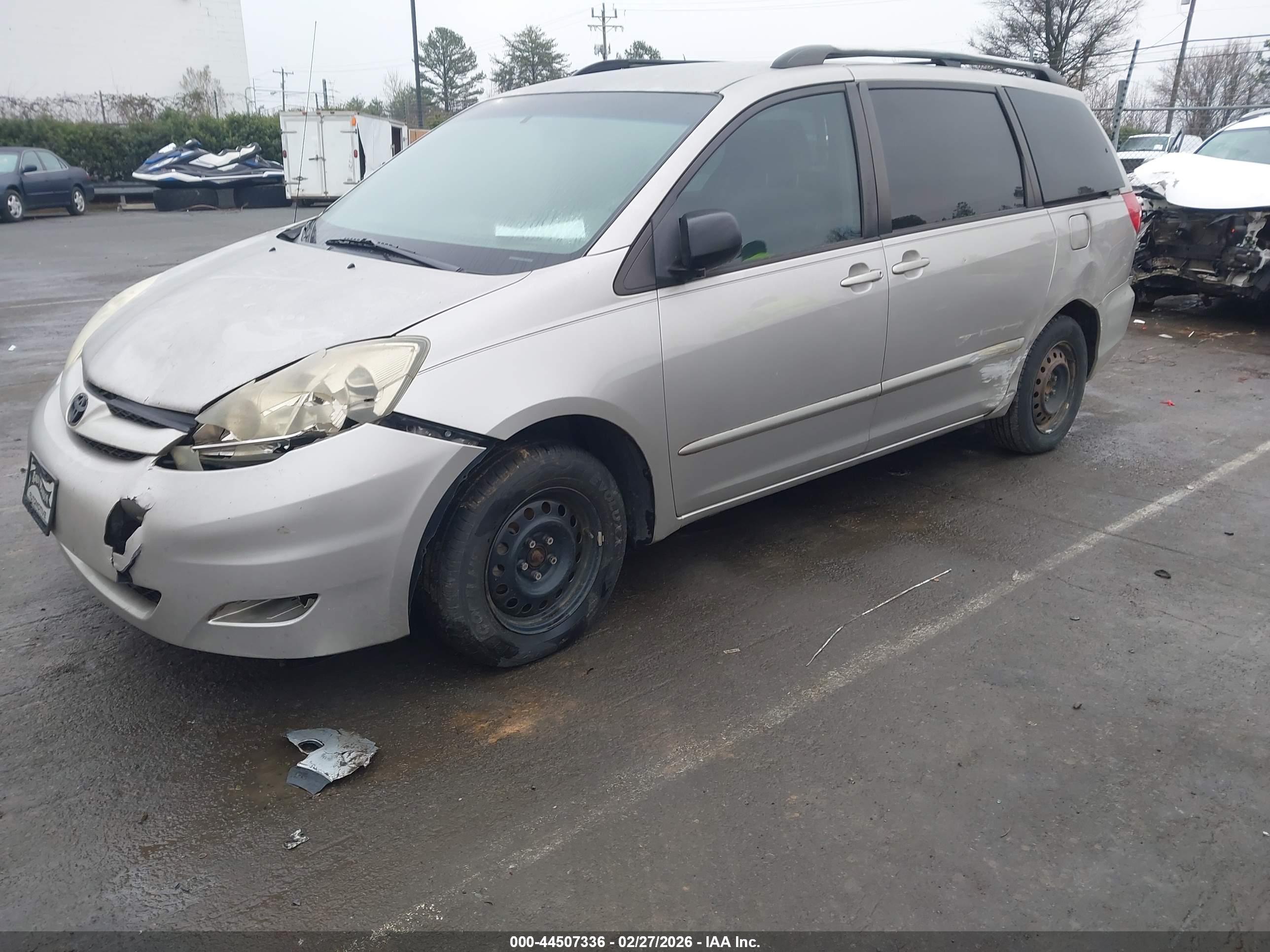 TOYOTA SIENNA image 2