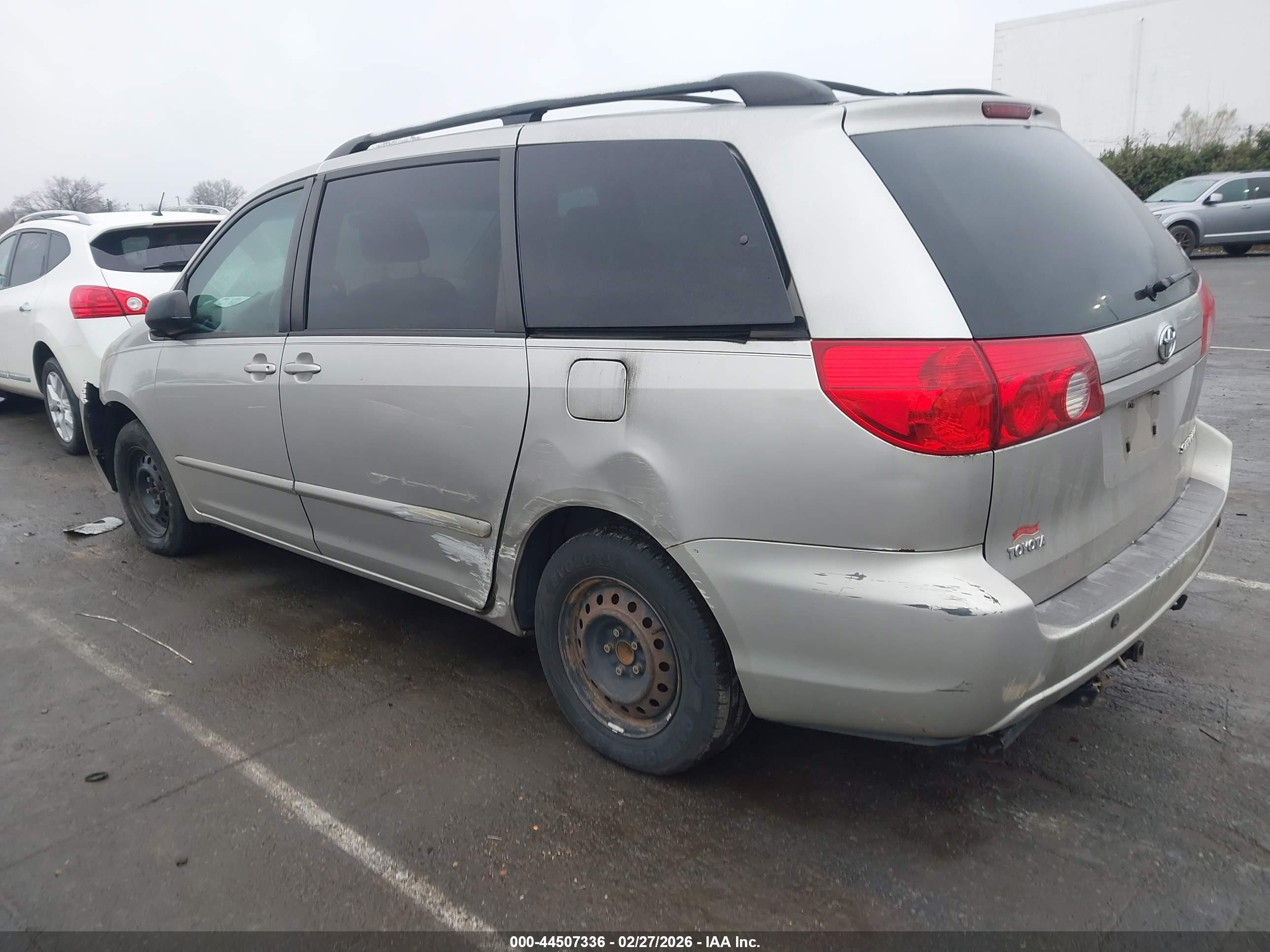 TOYOTA SIENNA image 3