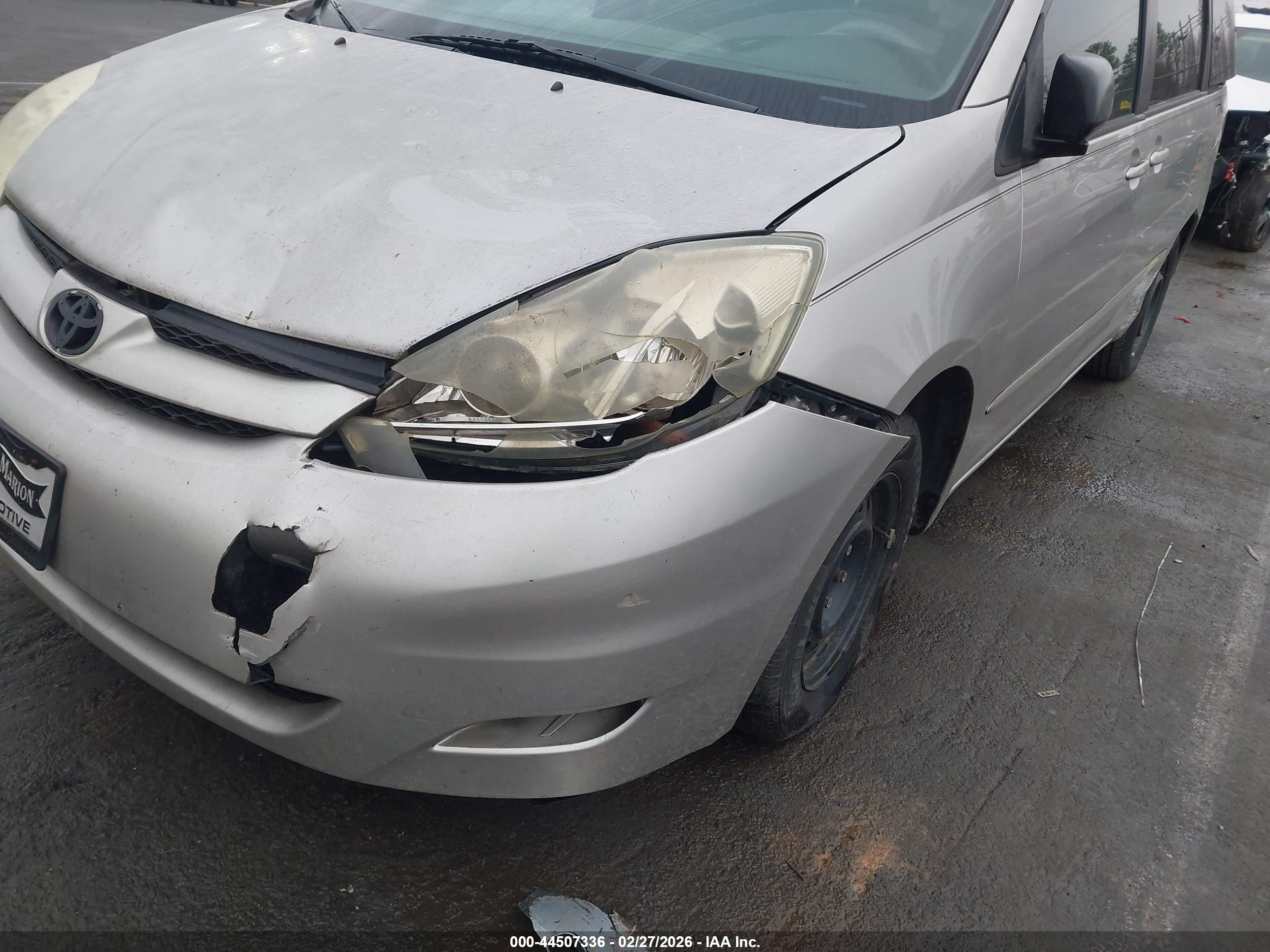 TOYOTA SIENNA image 6