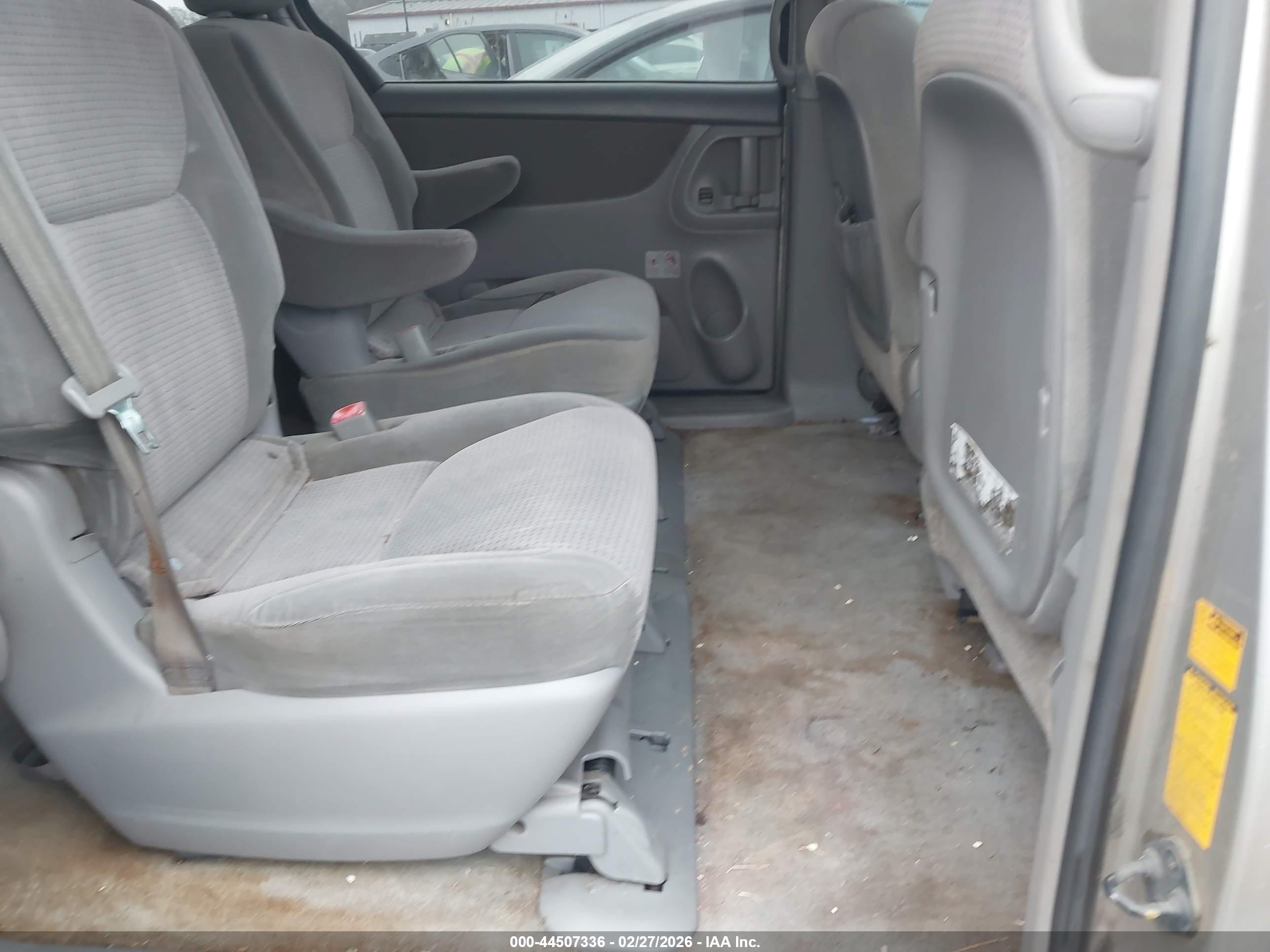 TOYOTA SIENNA image 8