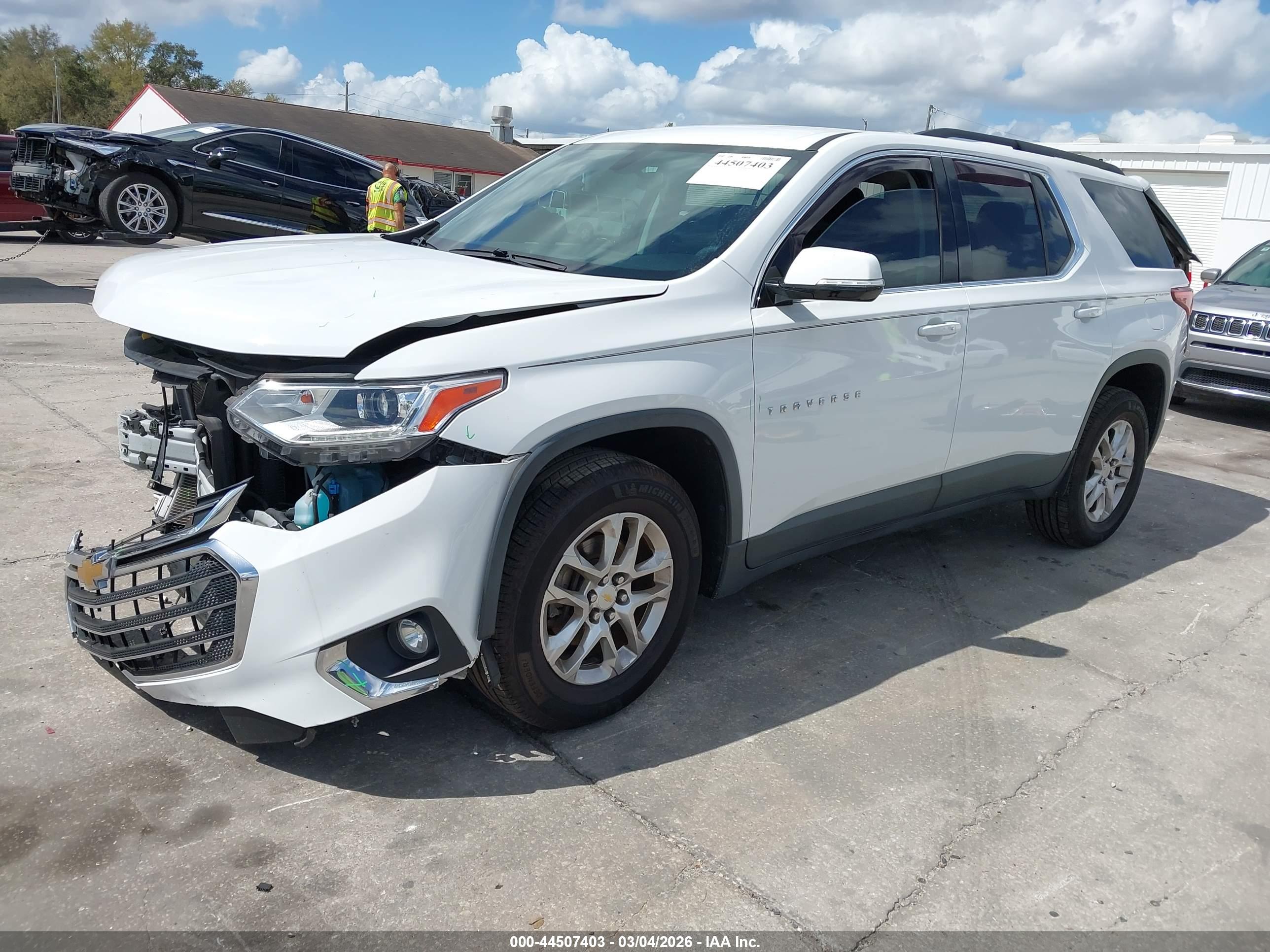 CHEVROLET TRAVERSE image 2