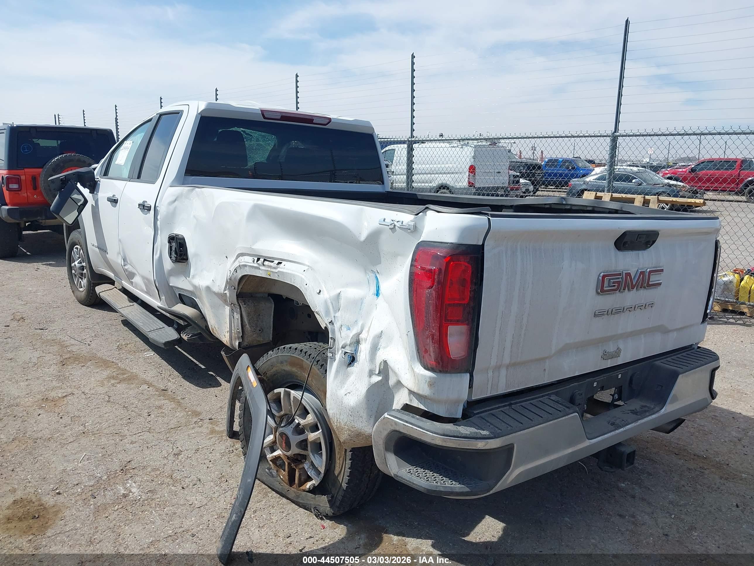 GMC SIERRA image 3