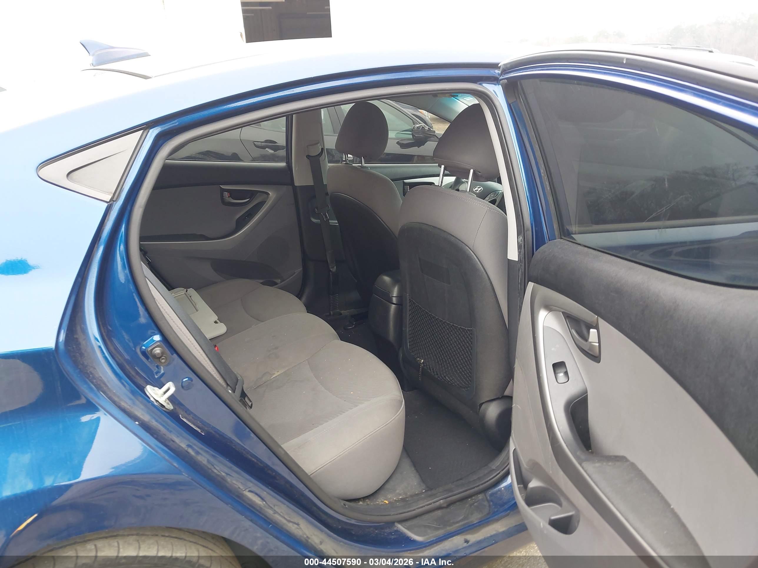HYUNDAI ELANTRA image 8