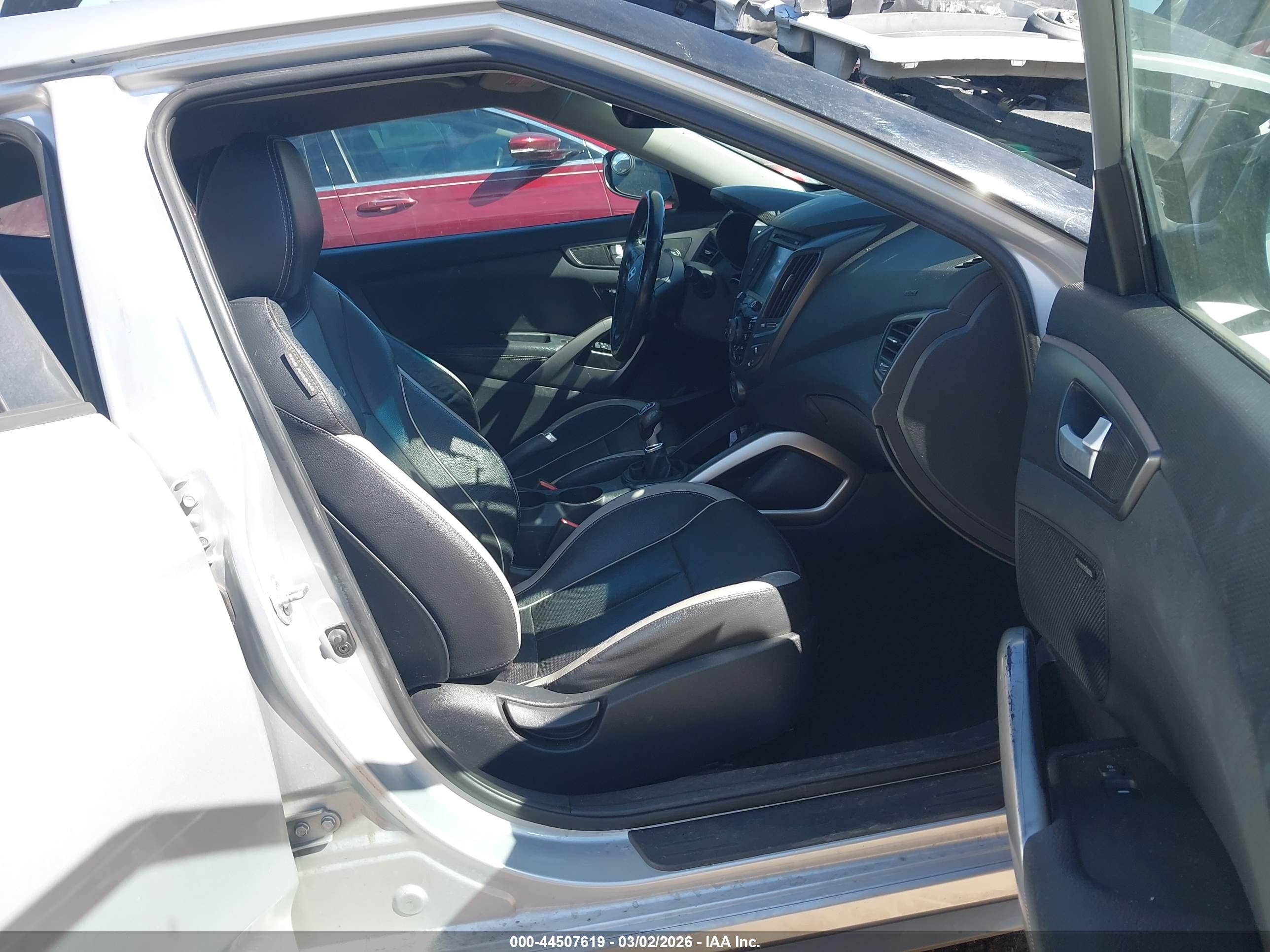 HYUNDAI VELOSTER image 5