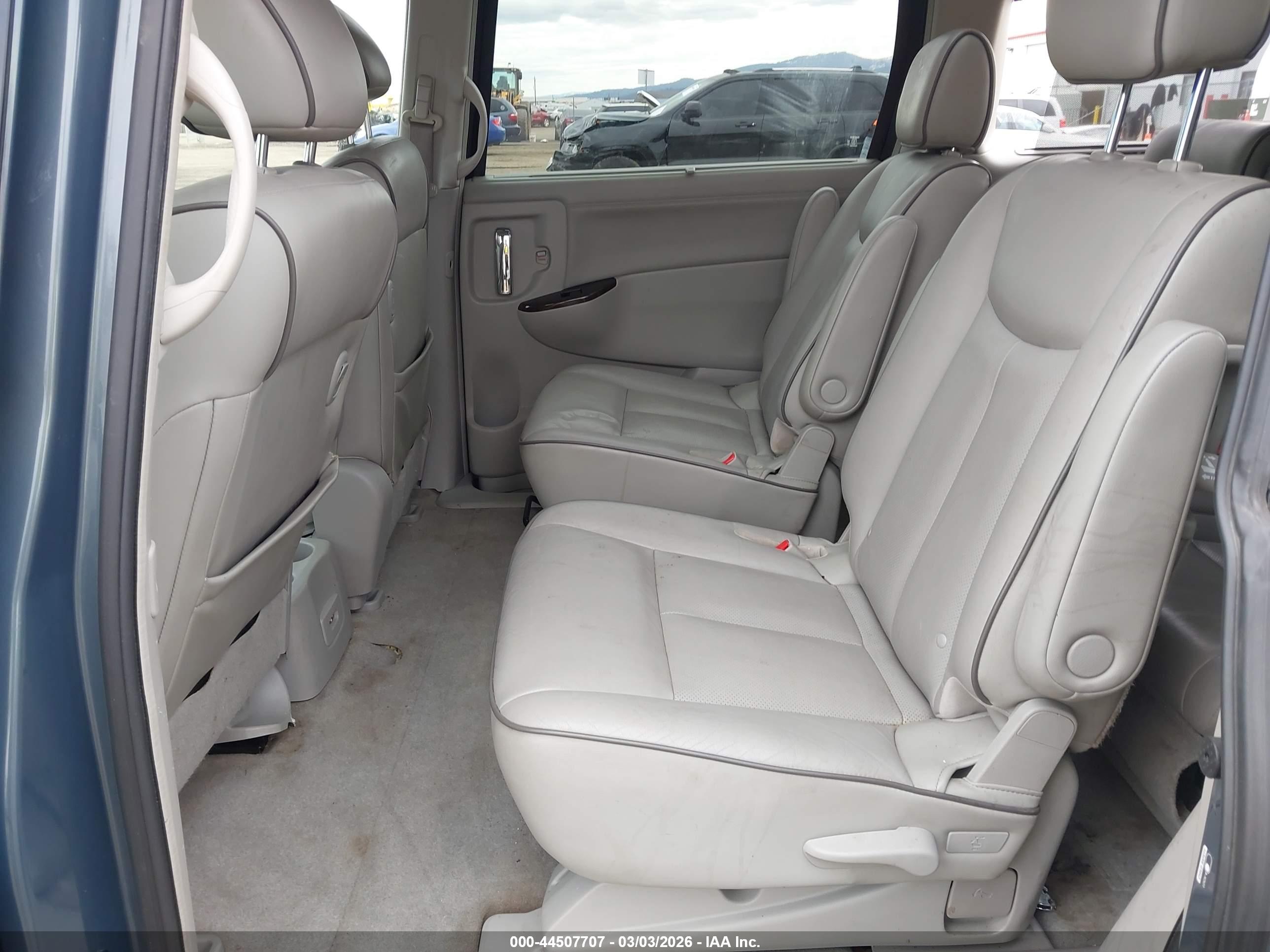 NISSAN QUEST image 8