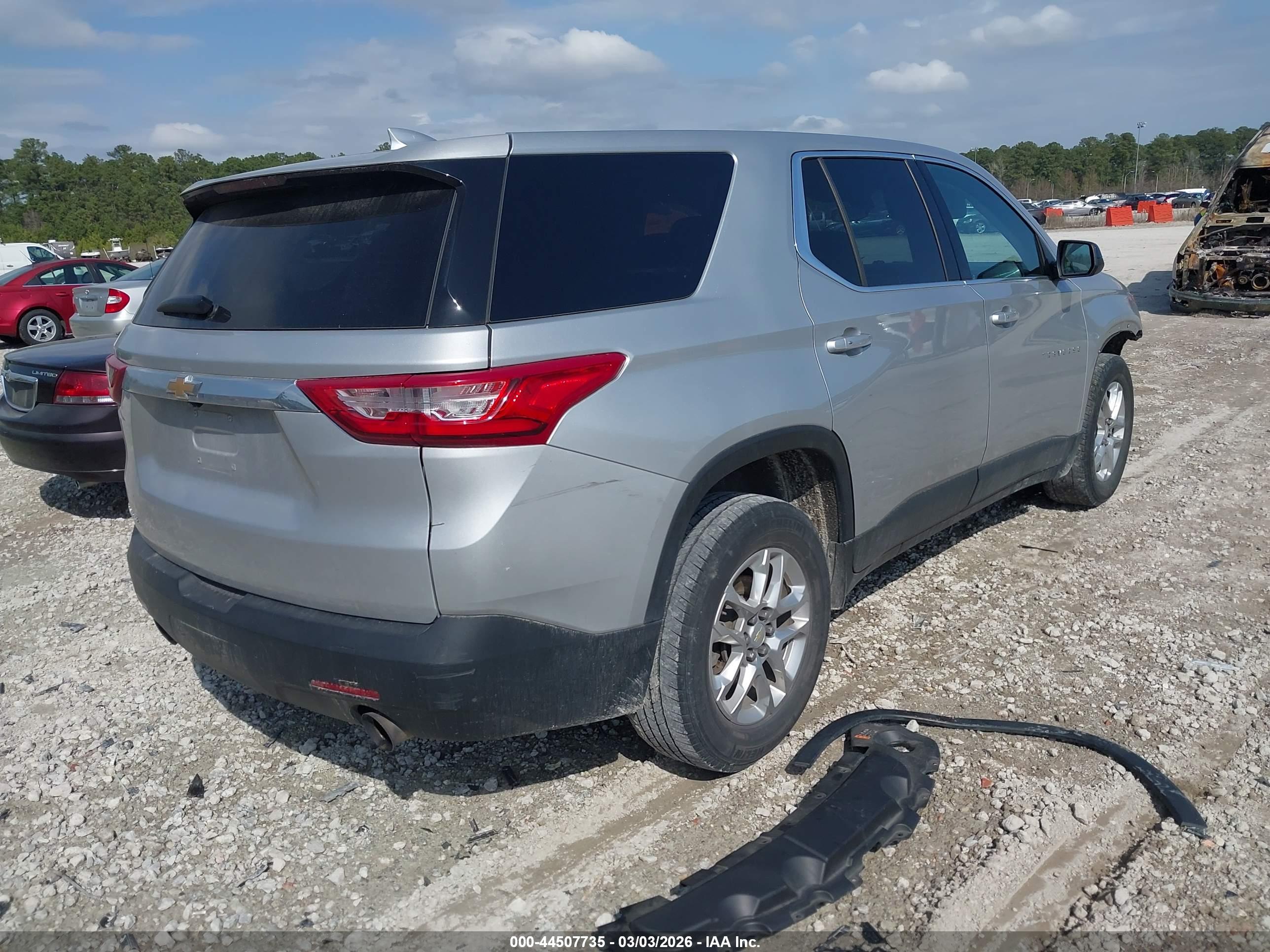 CHEVROLET TRAVERSE image 4
