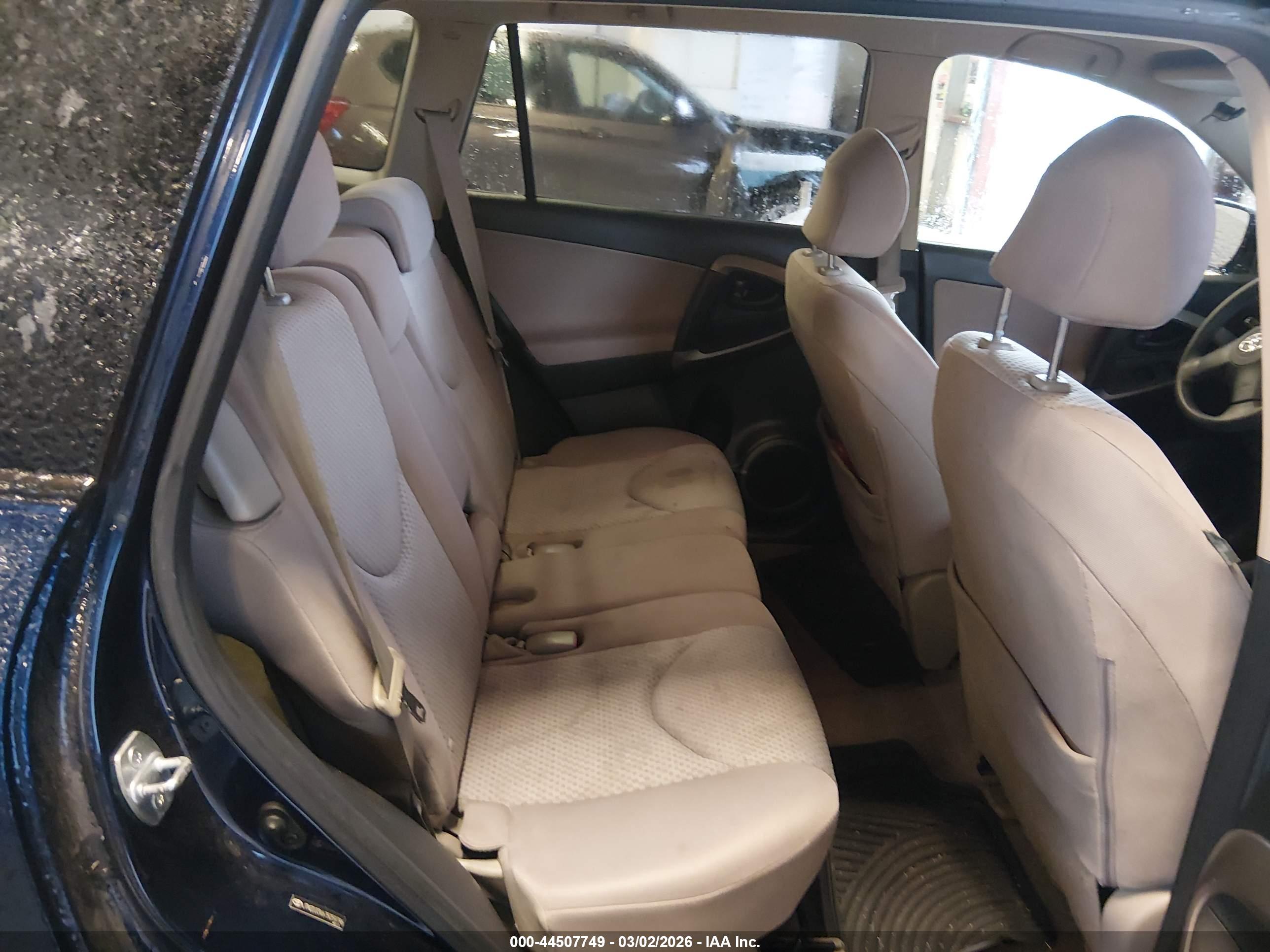 TOYOTA RAV4 image 8