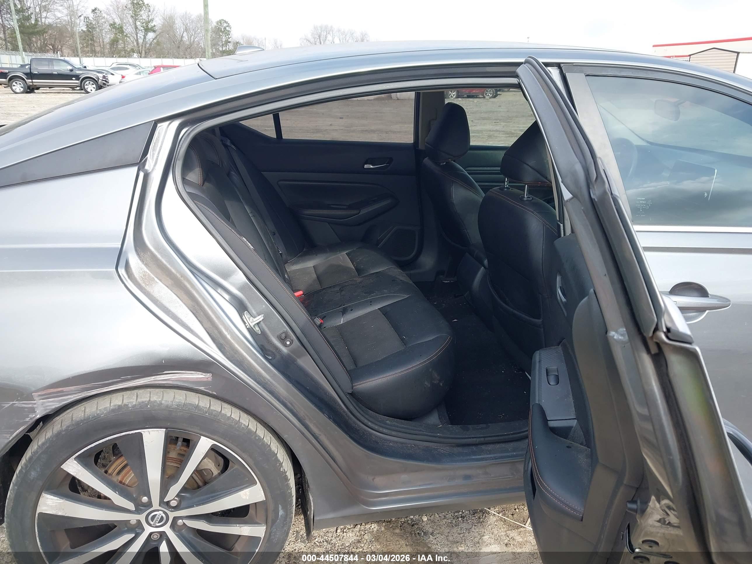 NISSAN ALTIMA image 8