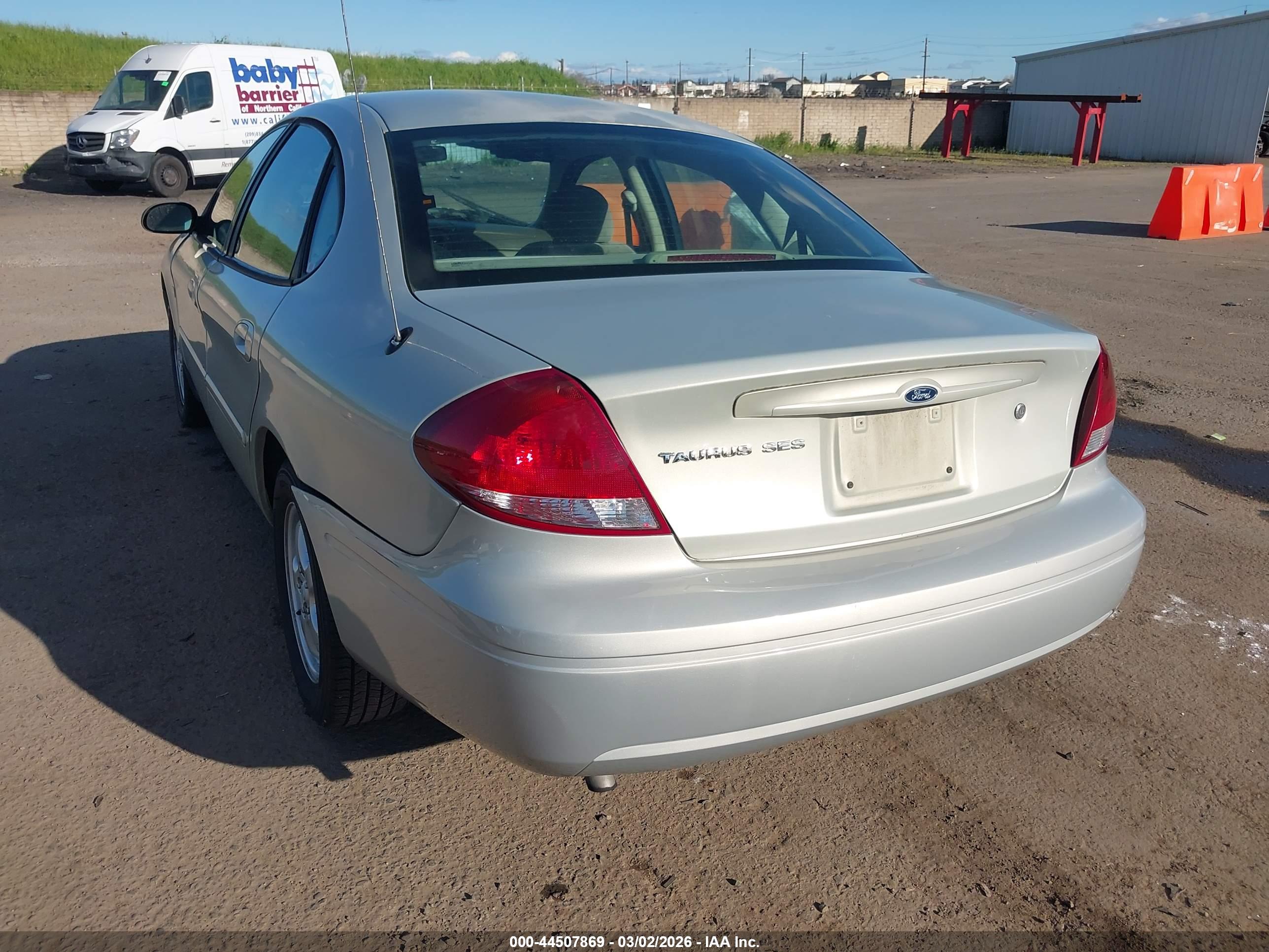 FORD TAURUS image 3