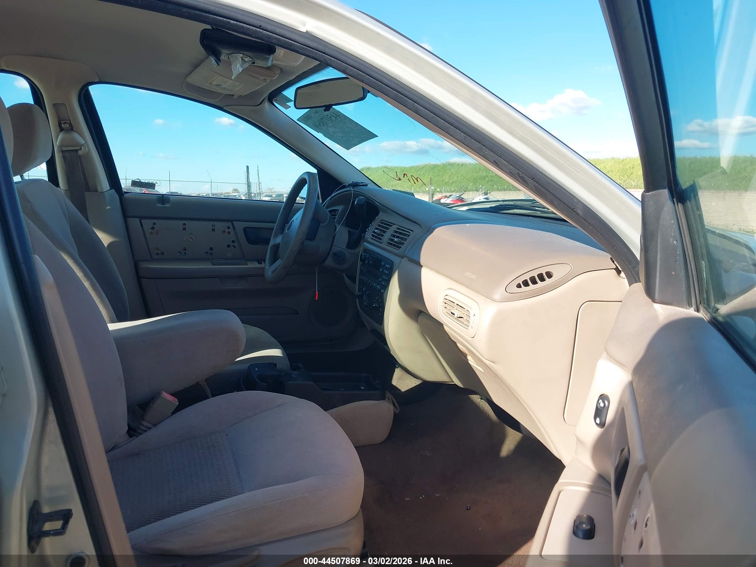 FORD TAURUS image 5