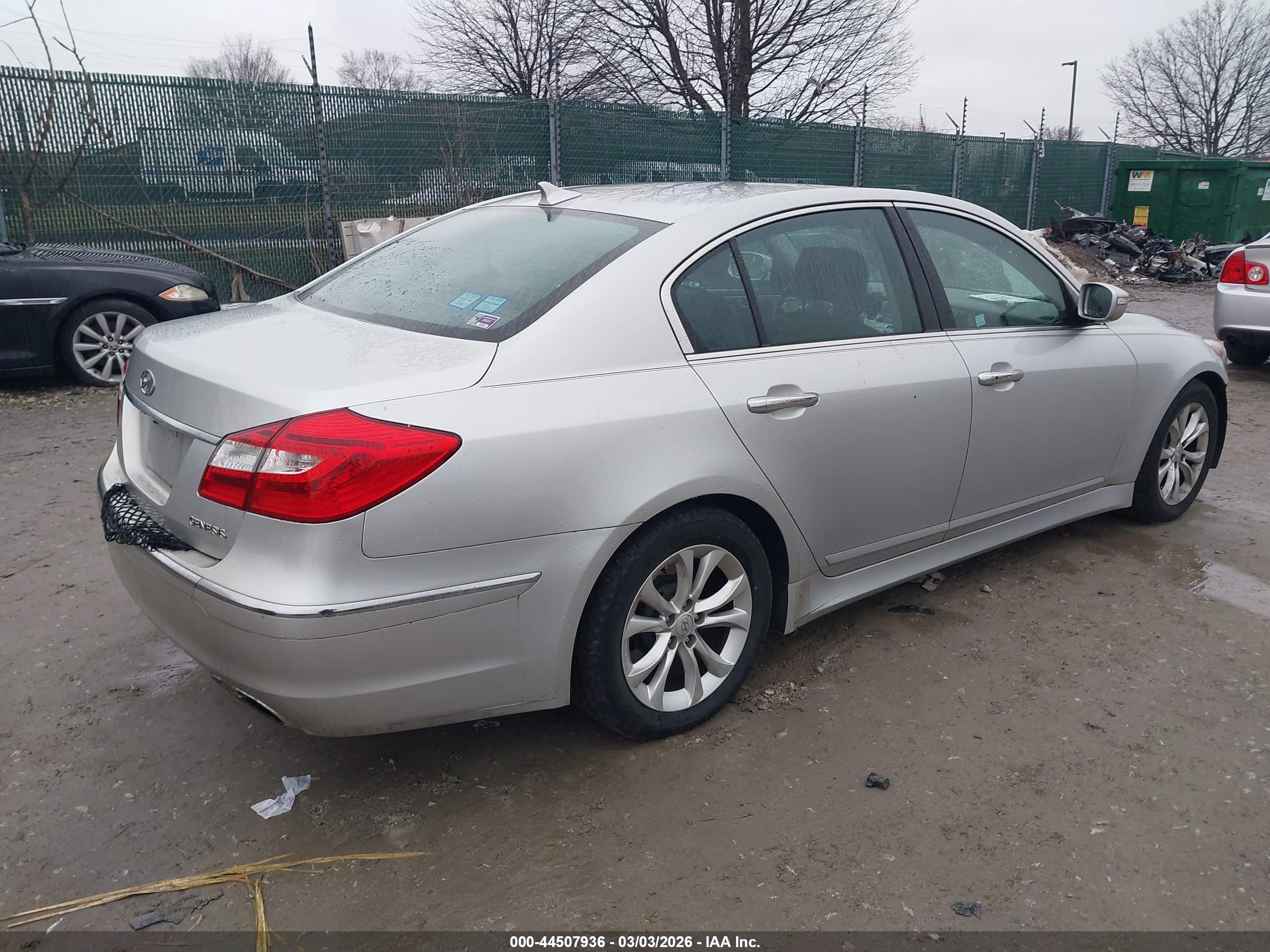 HYUNDAI GENESIS image 4