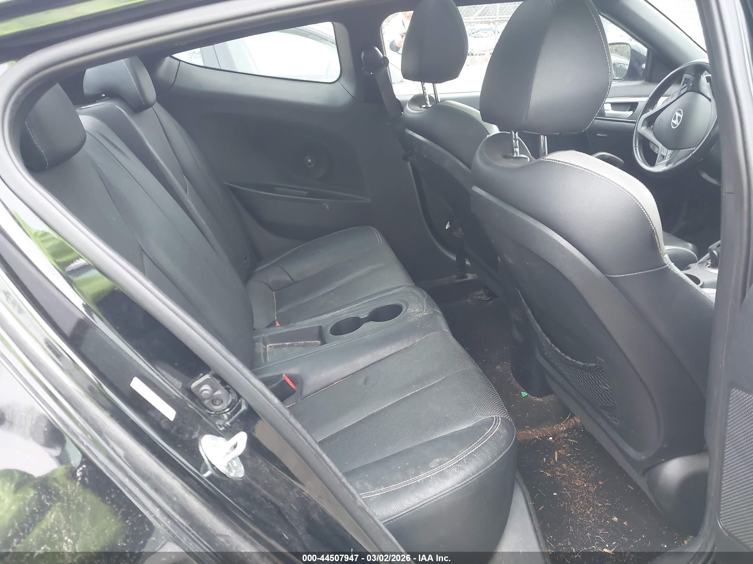 HYUNDAI VELOSTER image 8