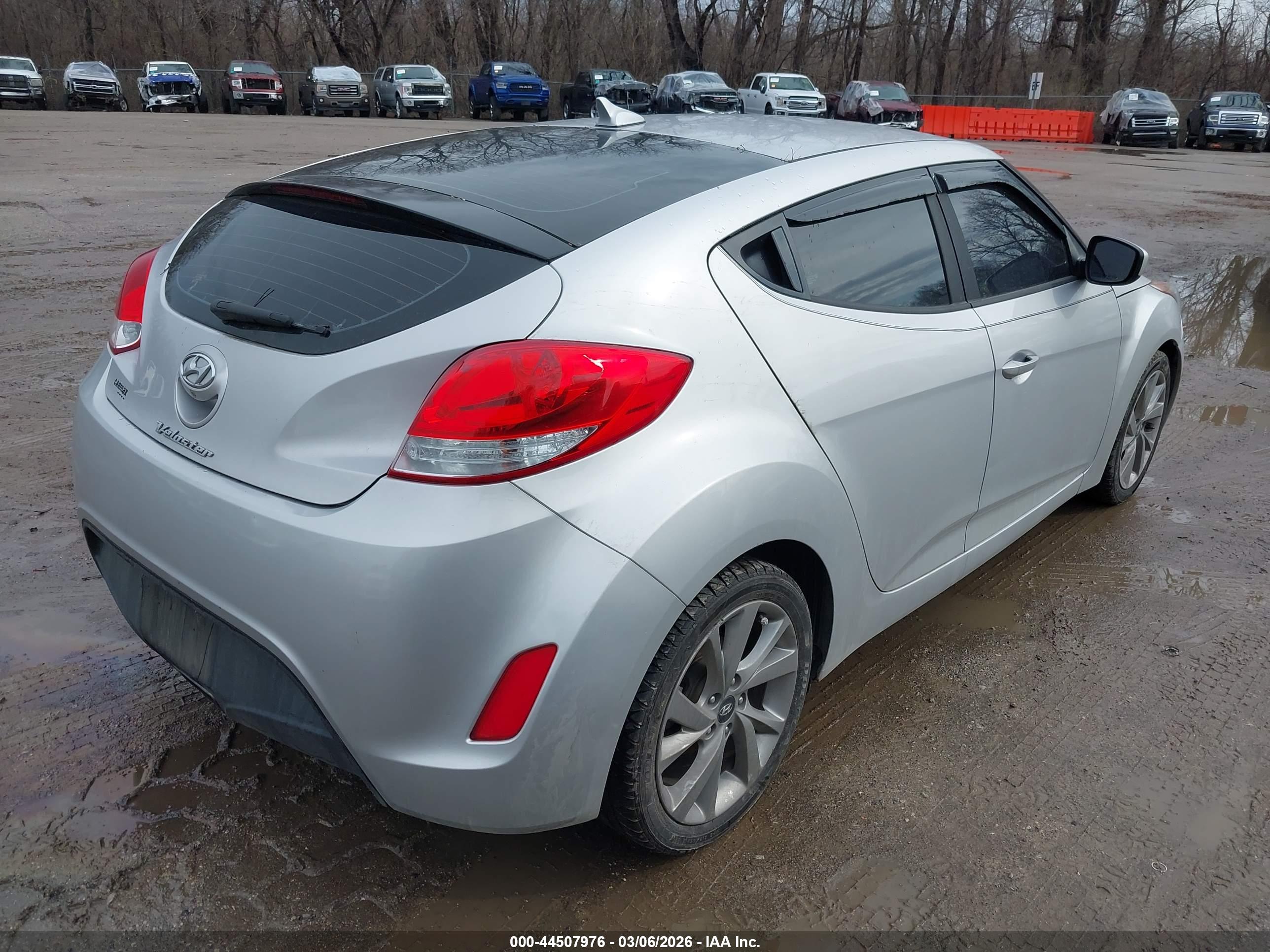 HYUNDAI VELOSTER image 4