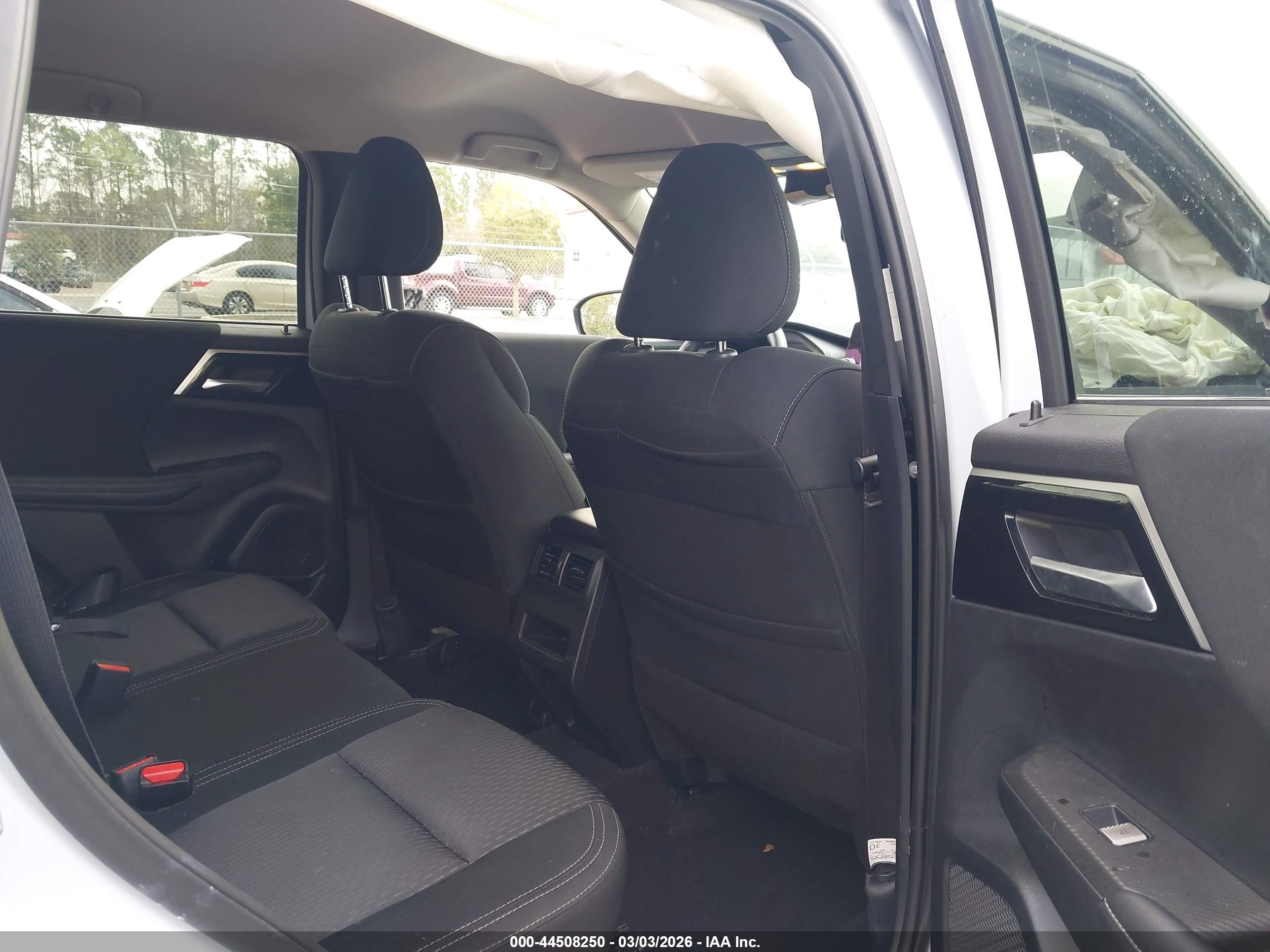 MITSUBISHI OUTLANDER image 8