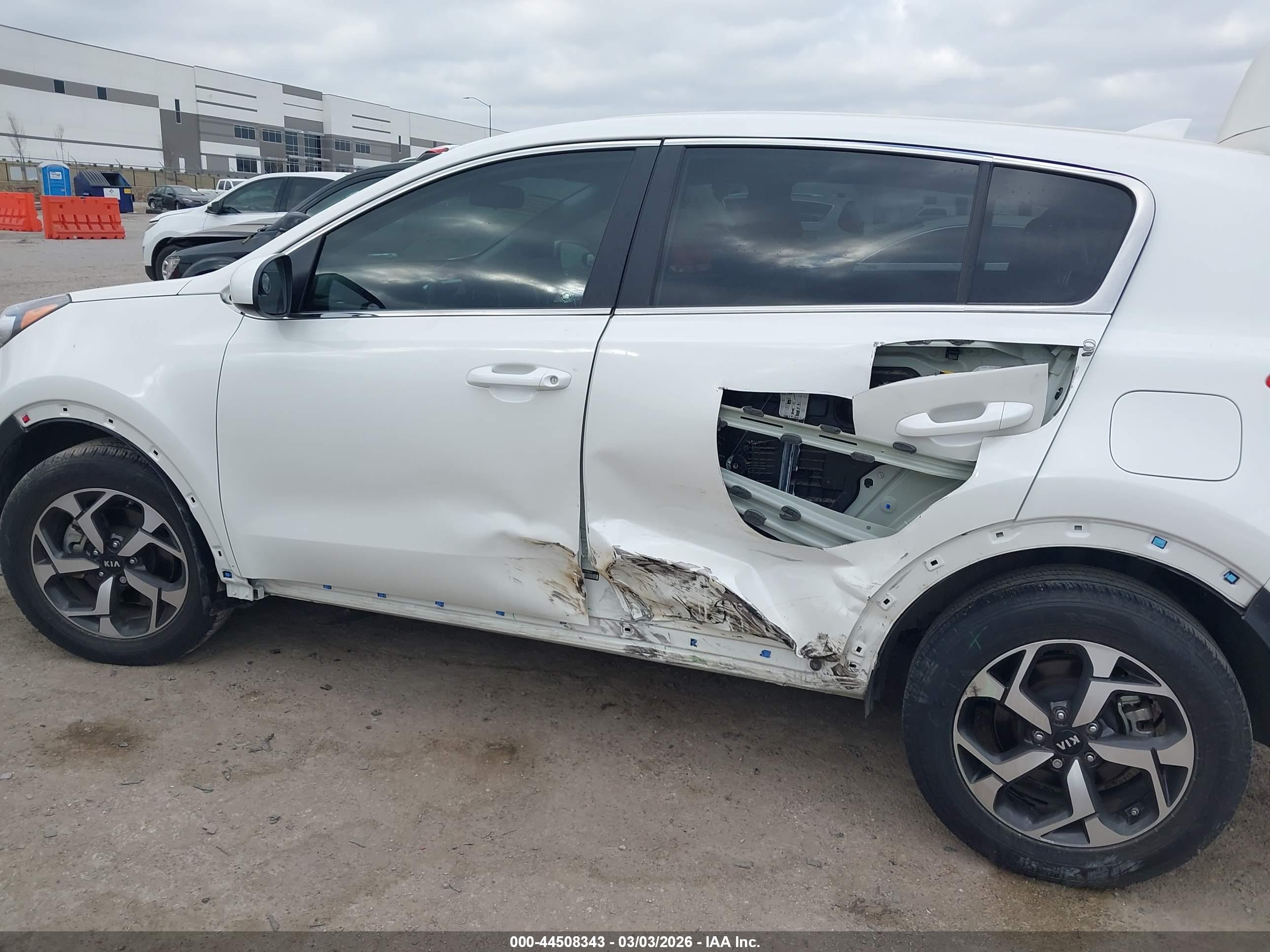 KIA SPORTAGE image 6