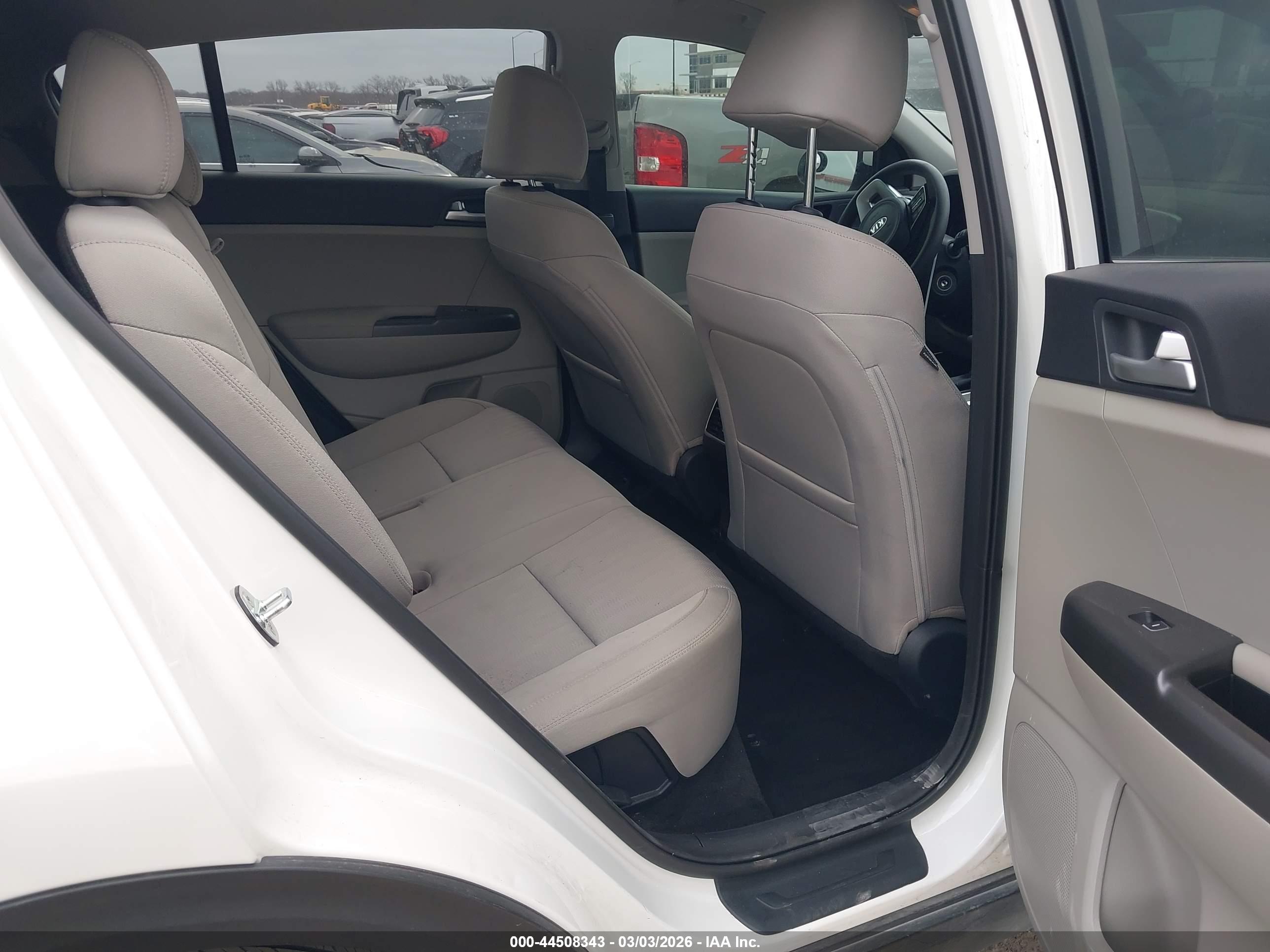 KIA SPORTAGE image 8