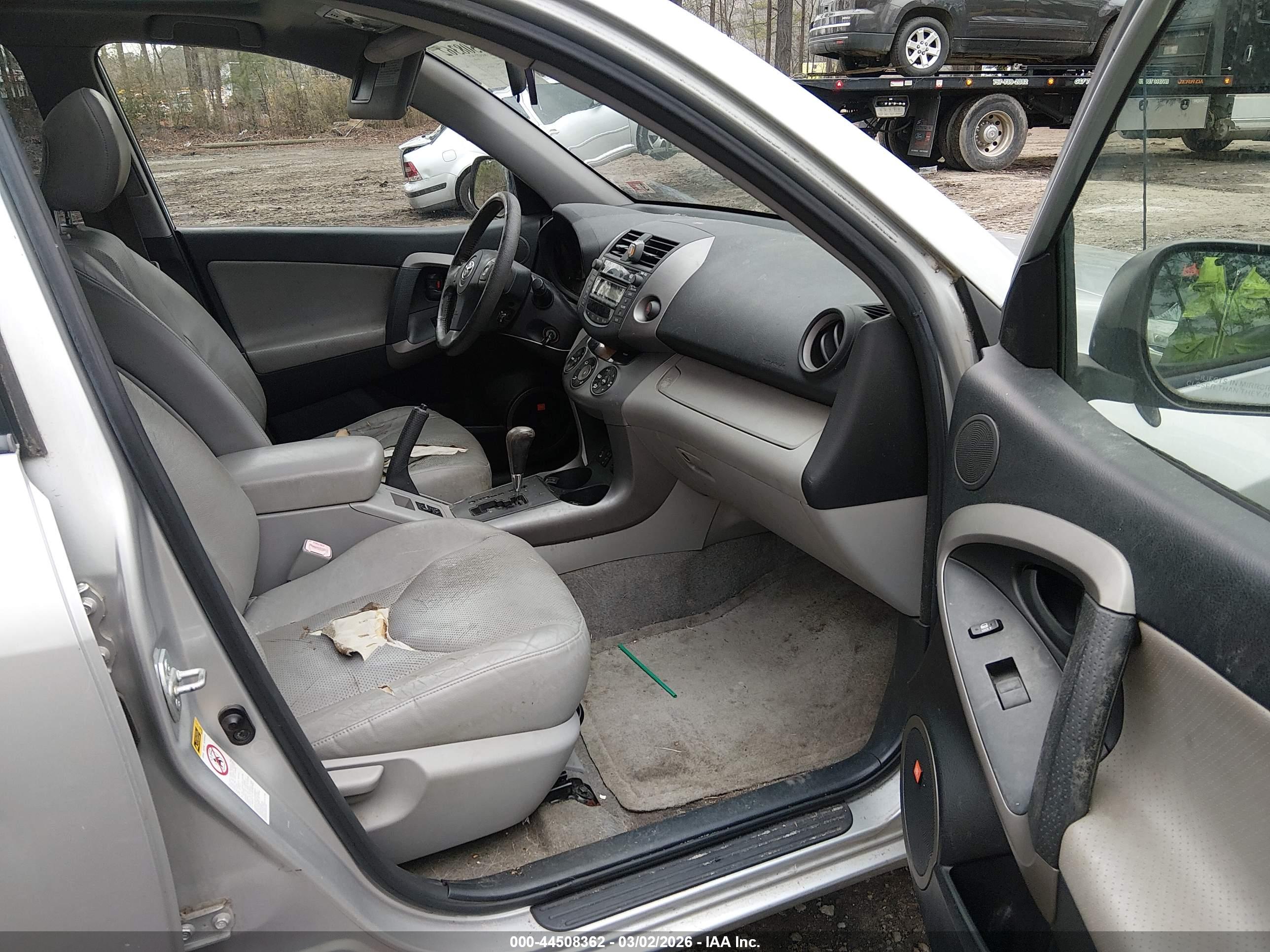 TOYOTA RAV4 image 5