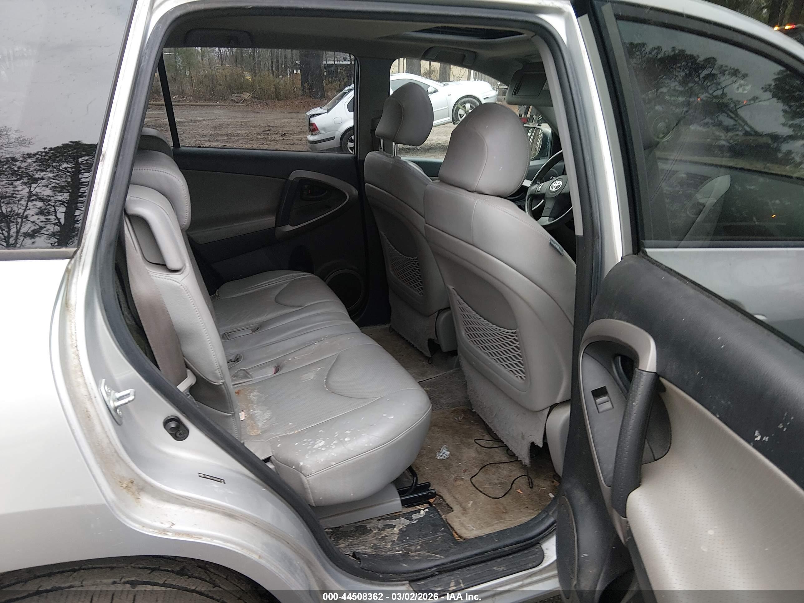 TOYOTA RAV4 image 8