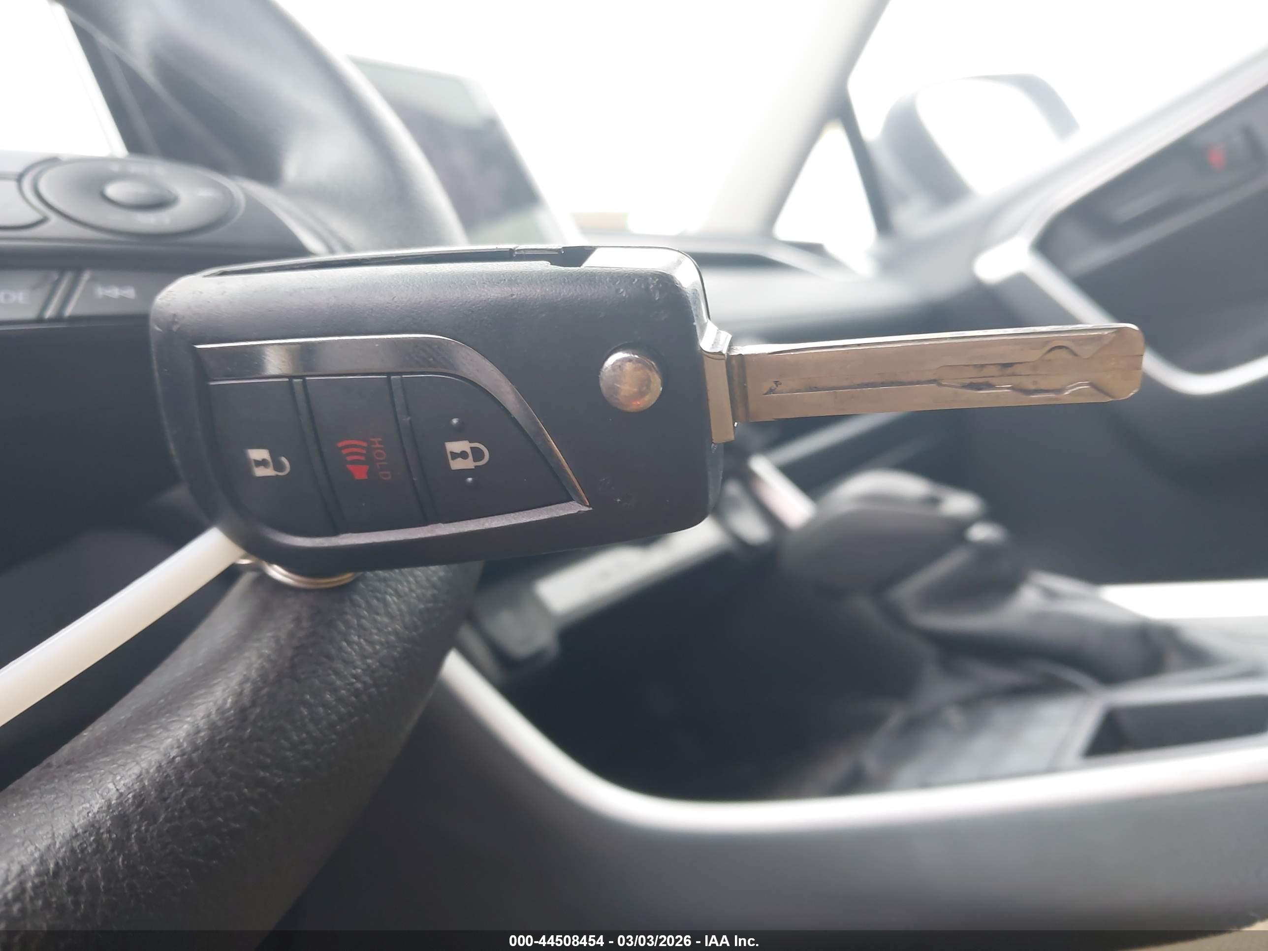 TOYOTA RAV4 image 11