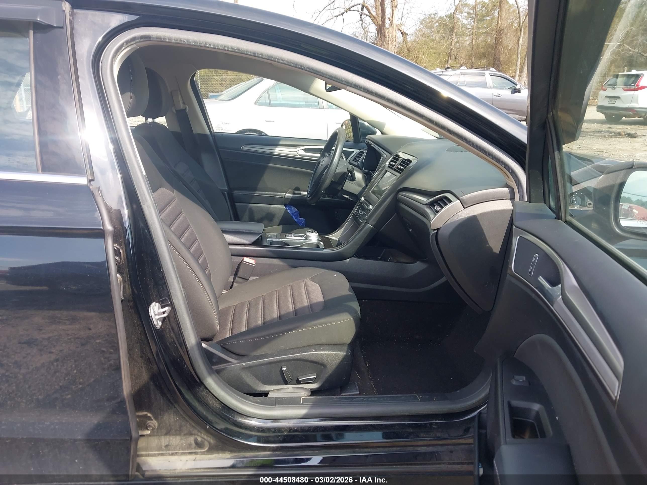 FORD FUSION image 5