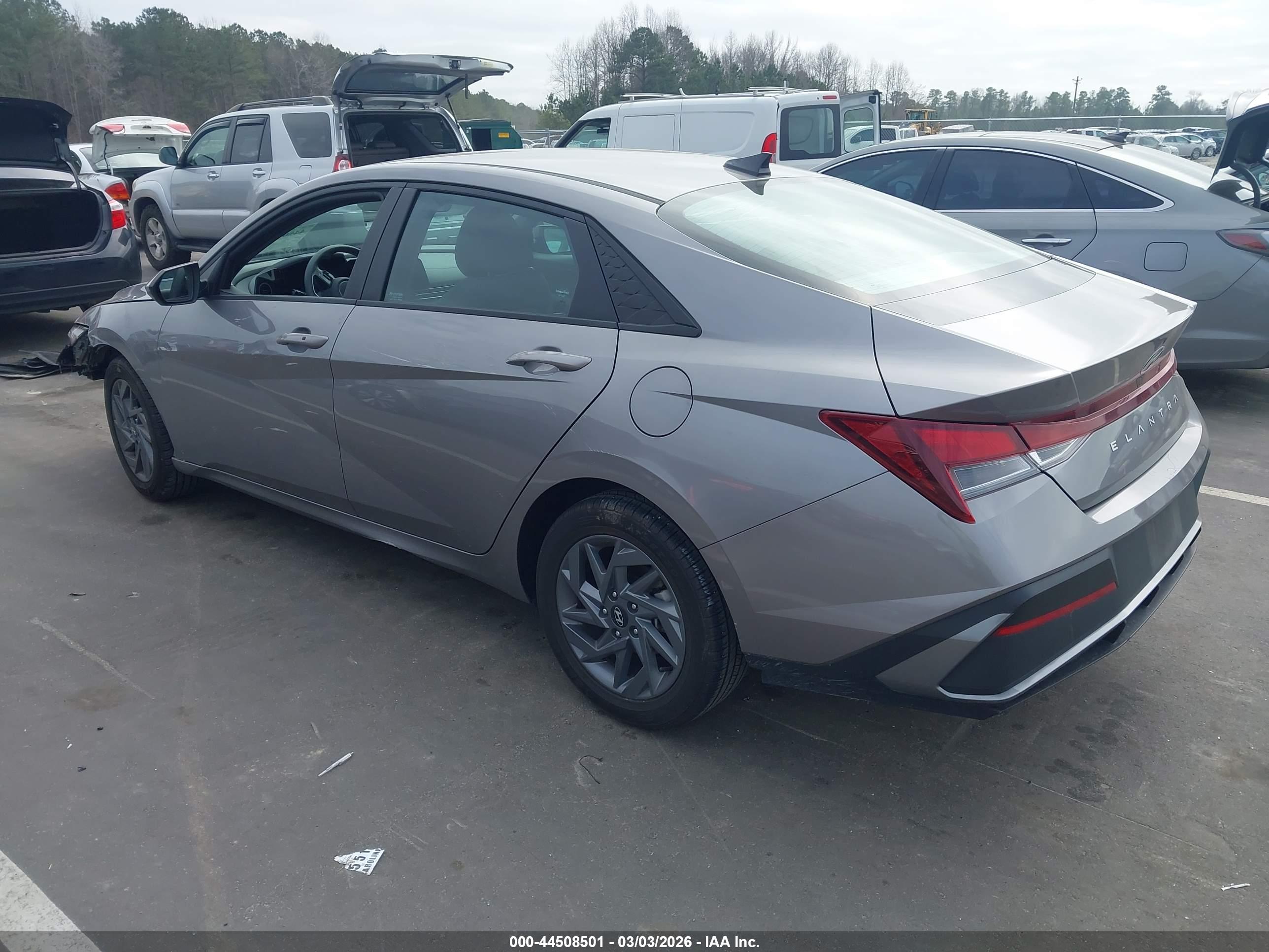 HYUNDAI ELANTRA image 3