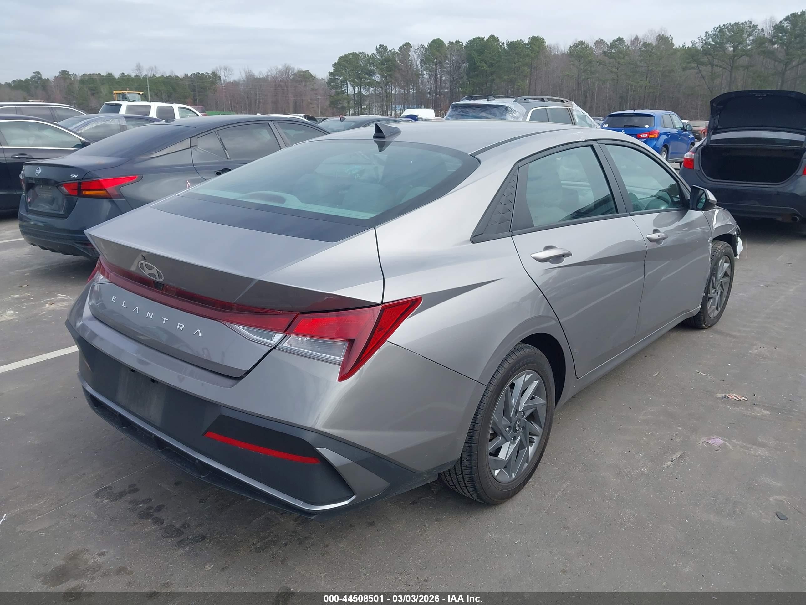 HYUNDAI ELANTRA image 4