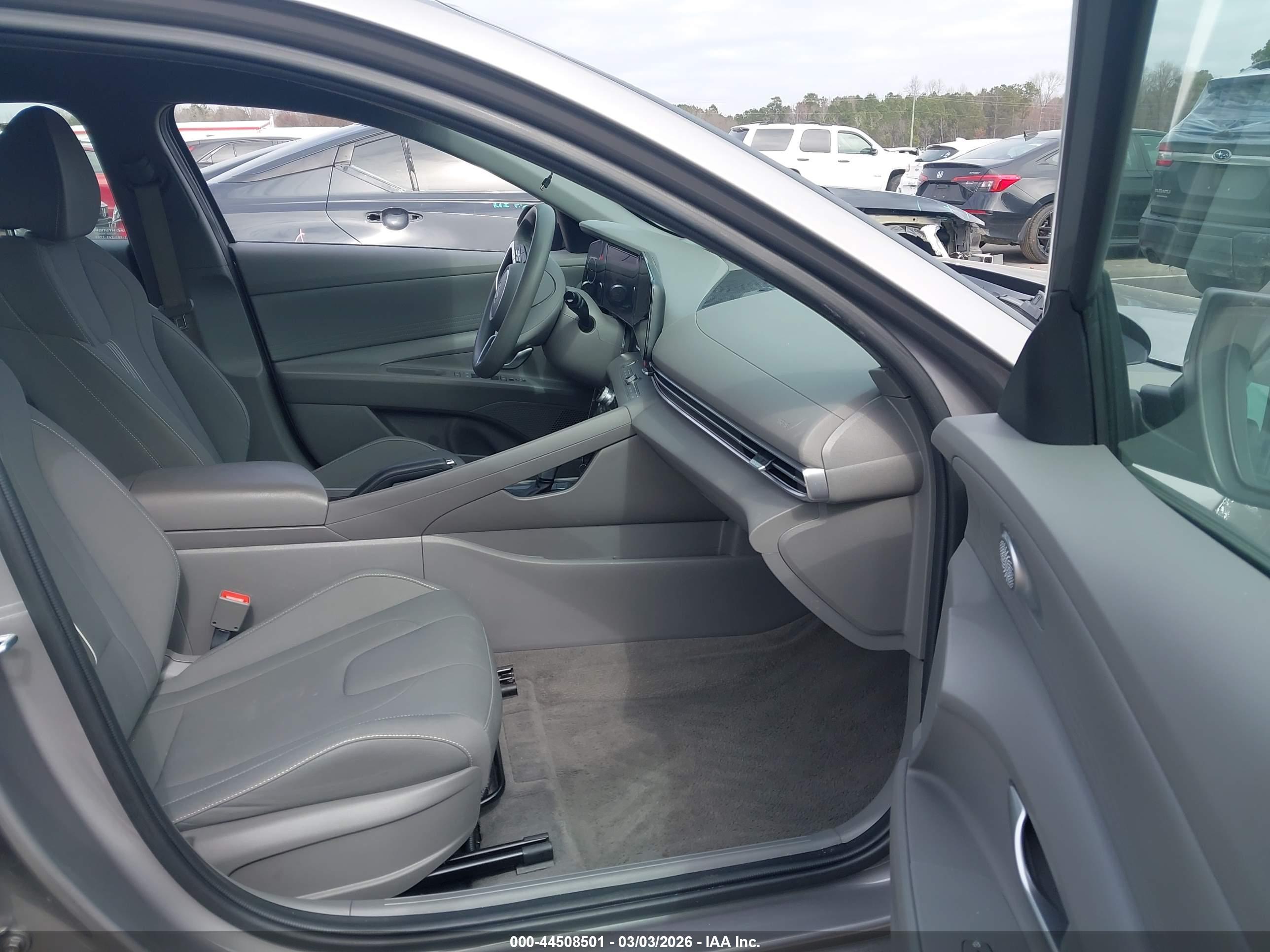 HYUNDAI ELANTRA image 5
