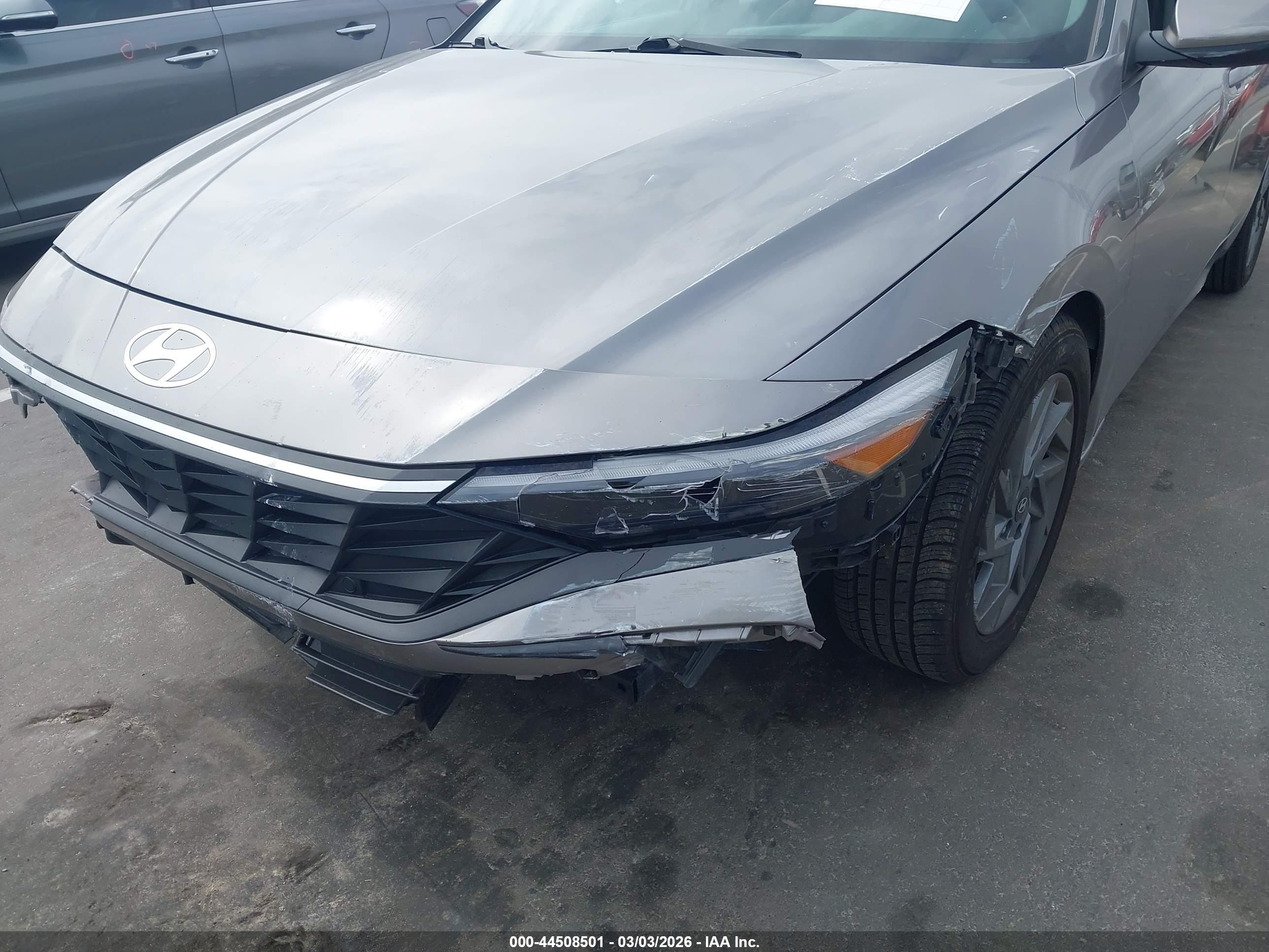 HYUNDAI ELANTRA image 6