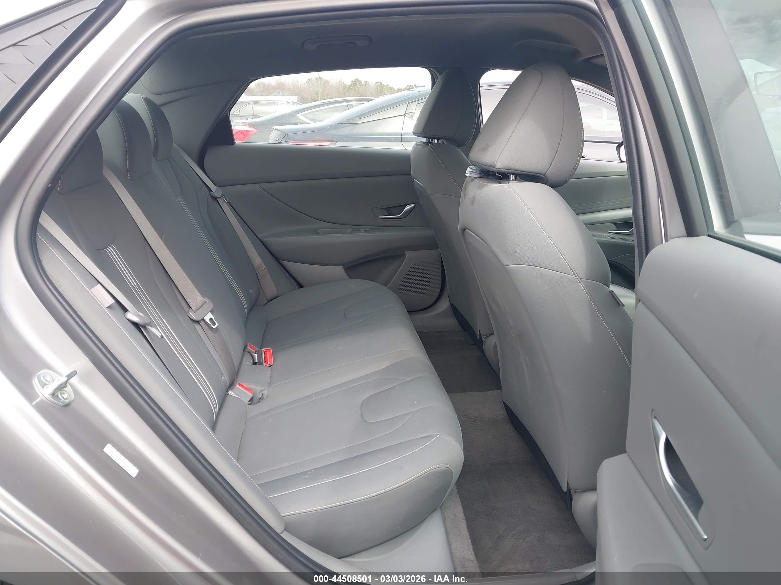 HYUNDAI ELANTRA image 8