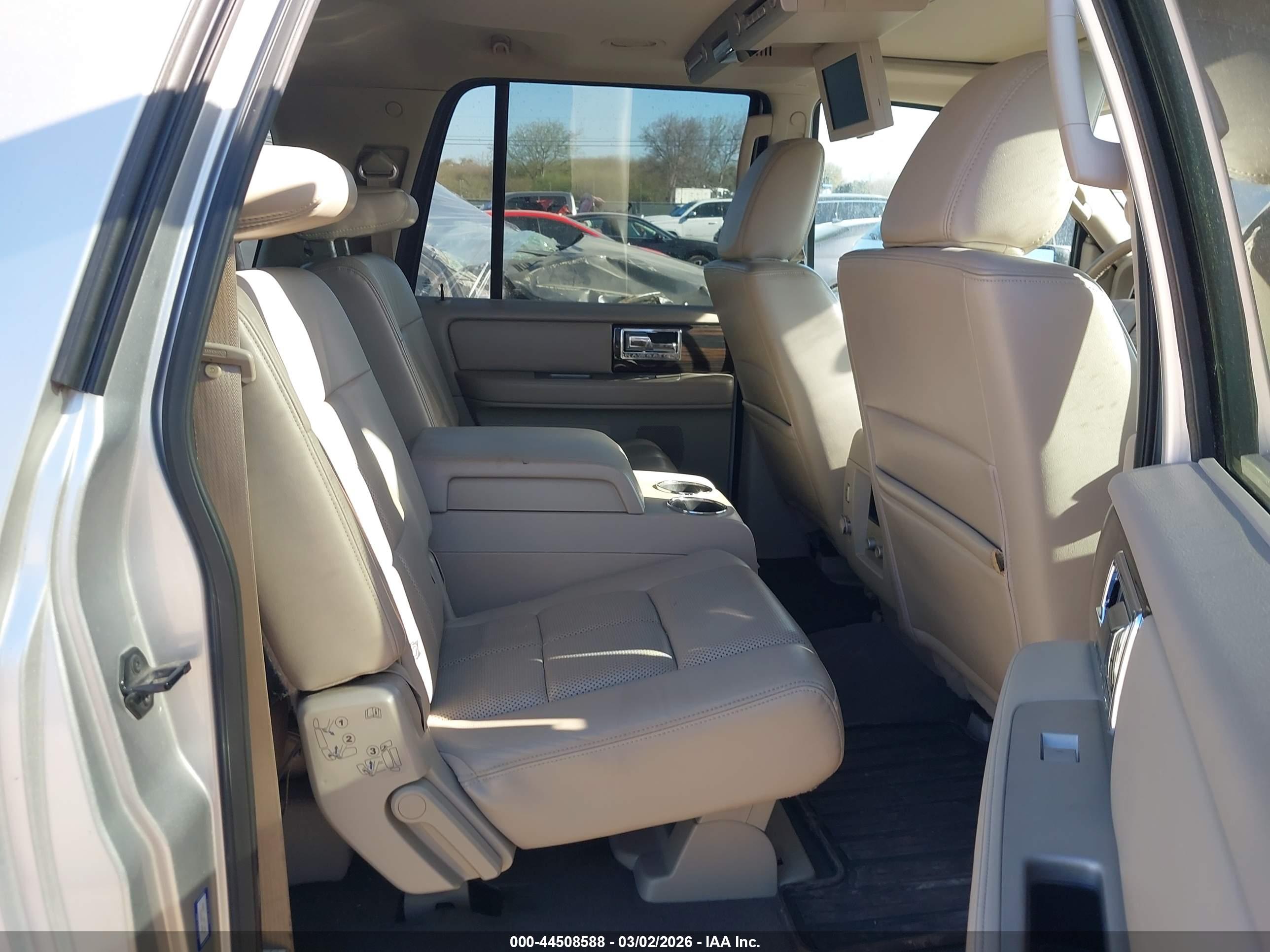 LINCOLN NAVIGATOR image 8
