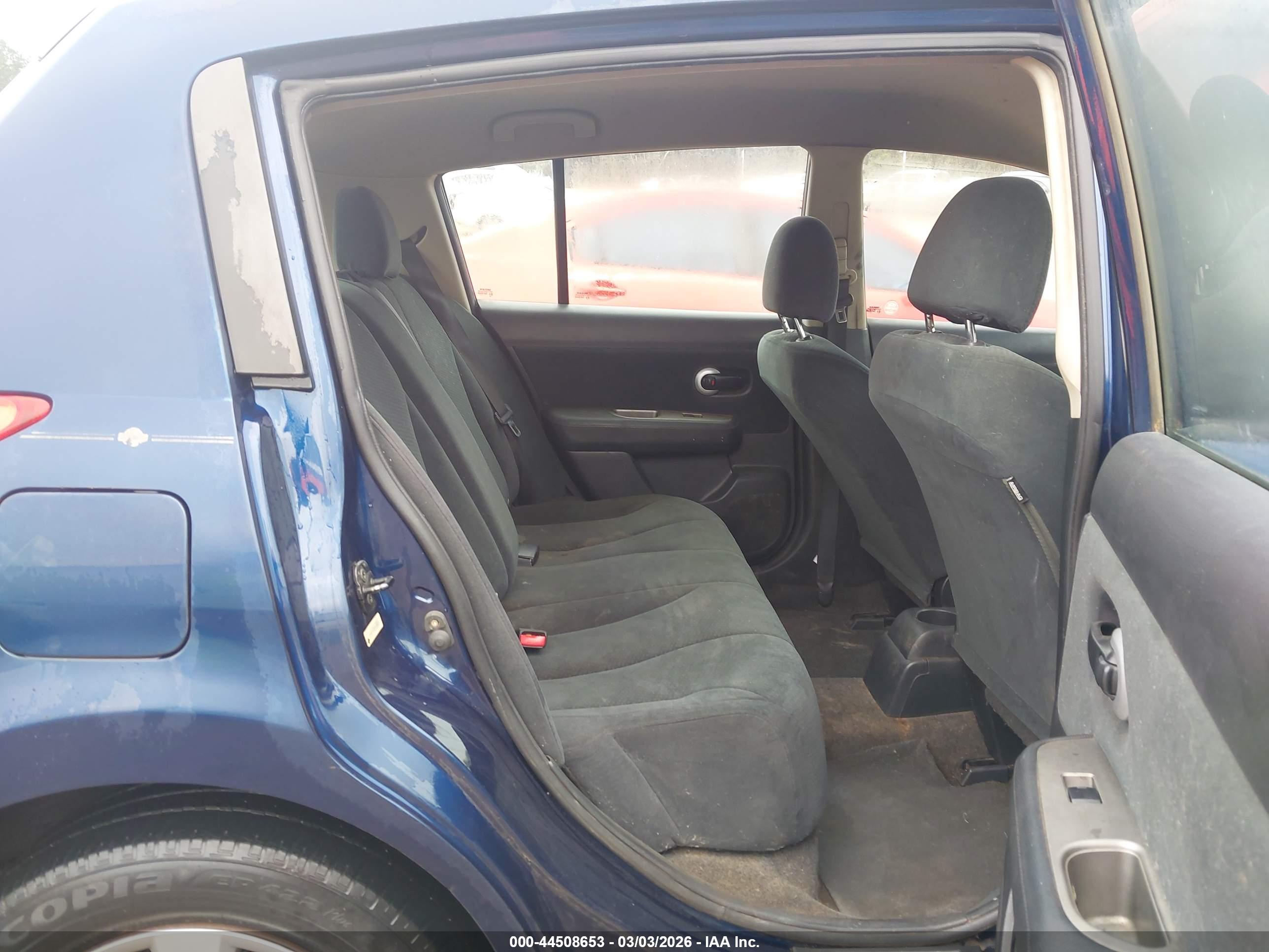 NISSAN VERSA image 8