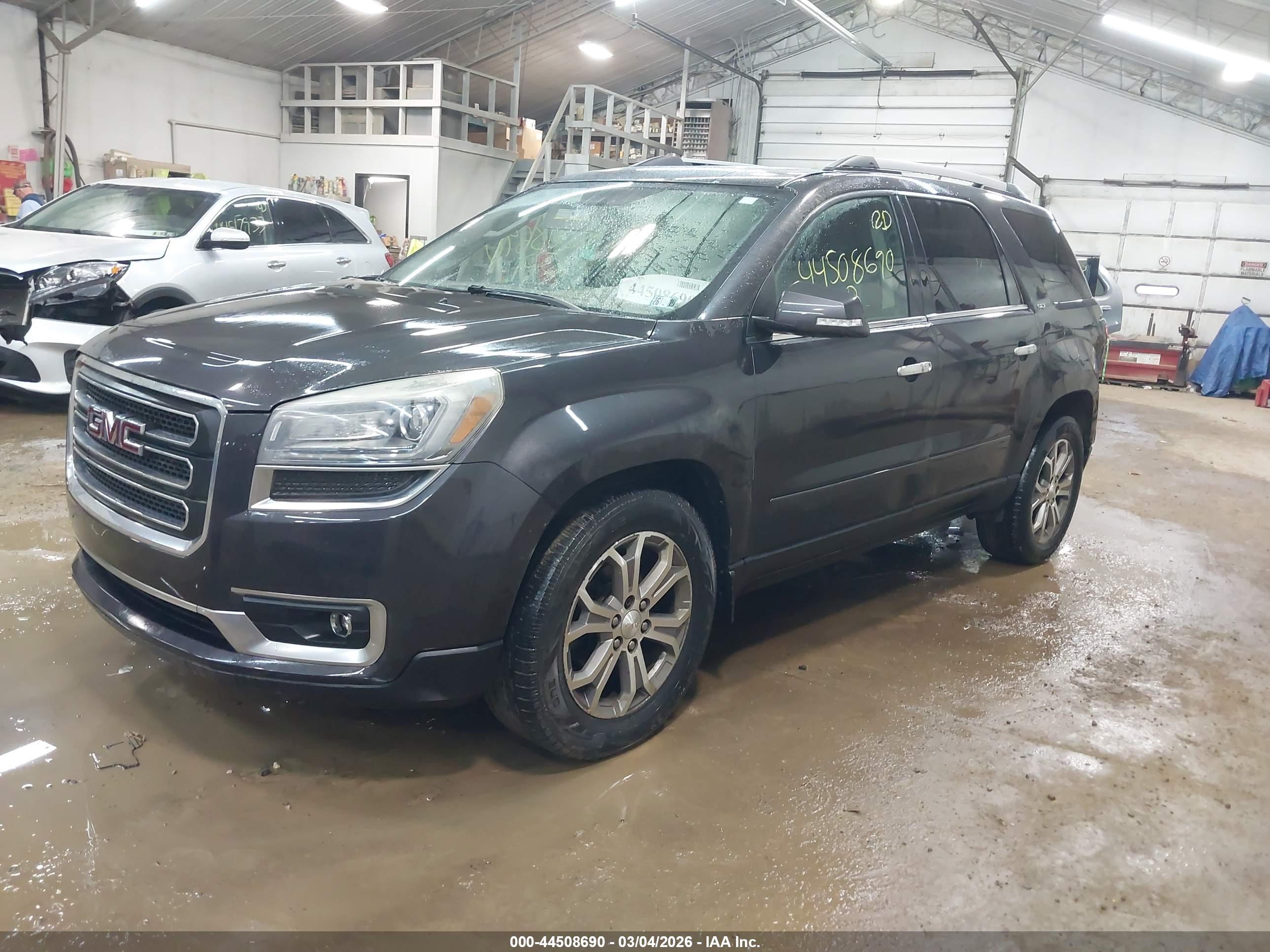 GMC ACADIA image 2