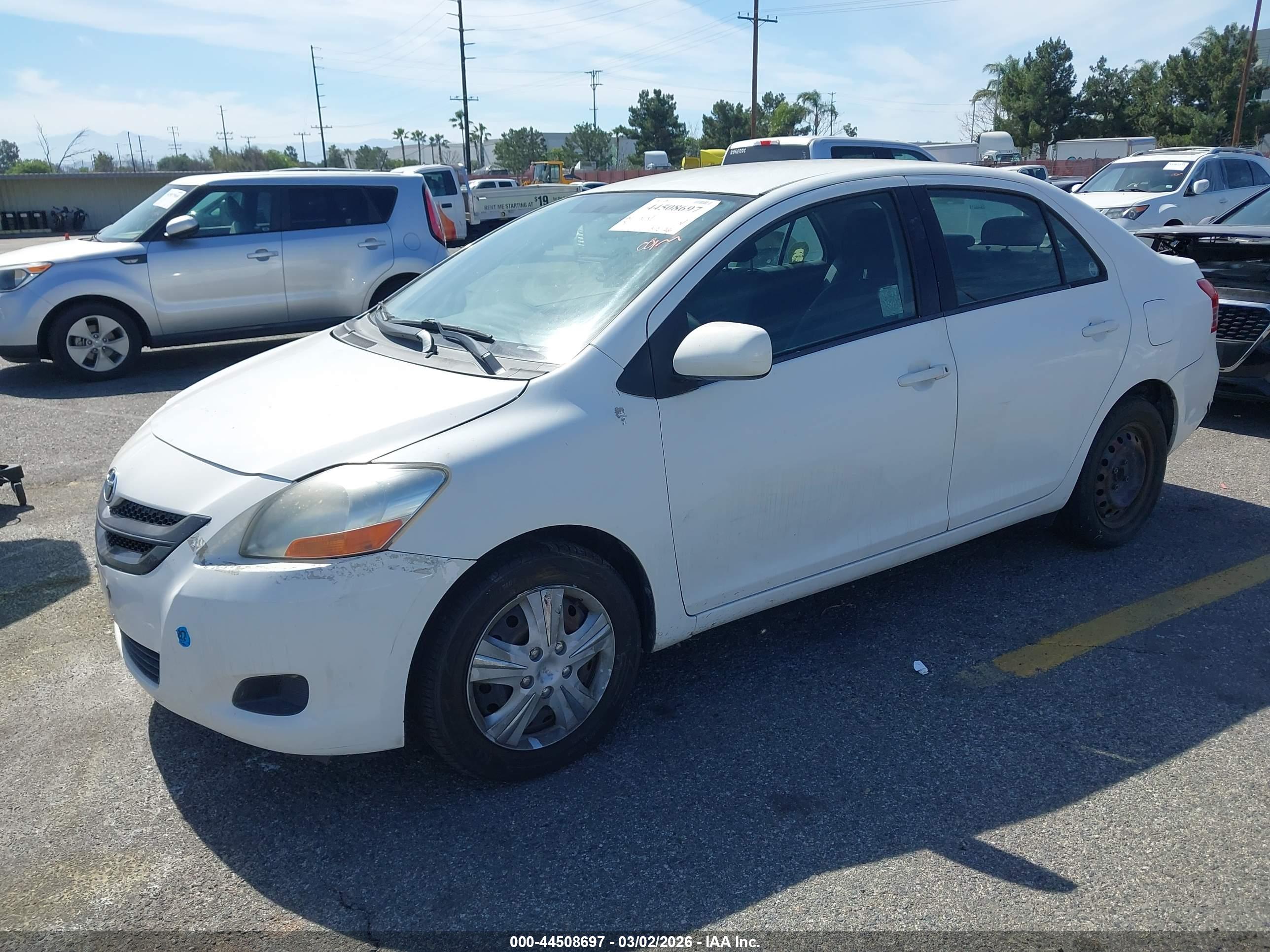 TOYOTA YARIS image 2