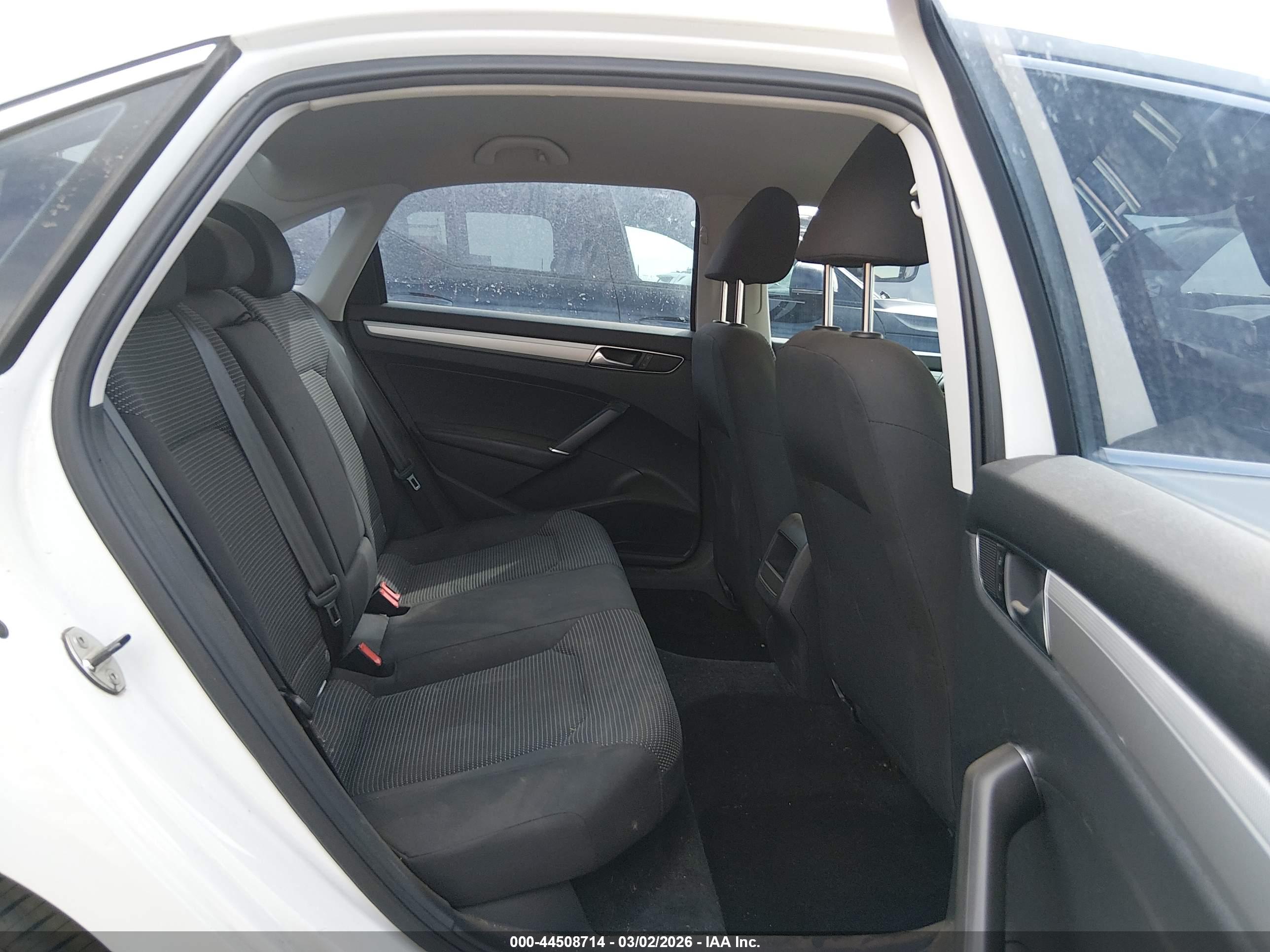 VOLKSWAGEN PASSAT image 8
