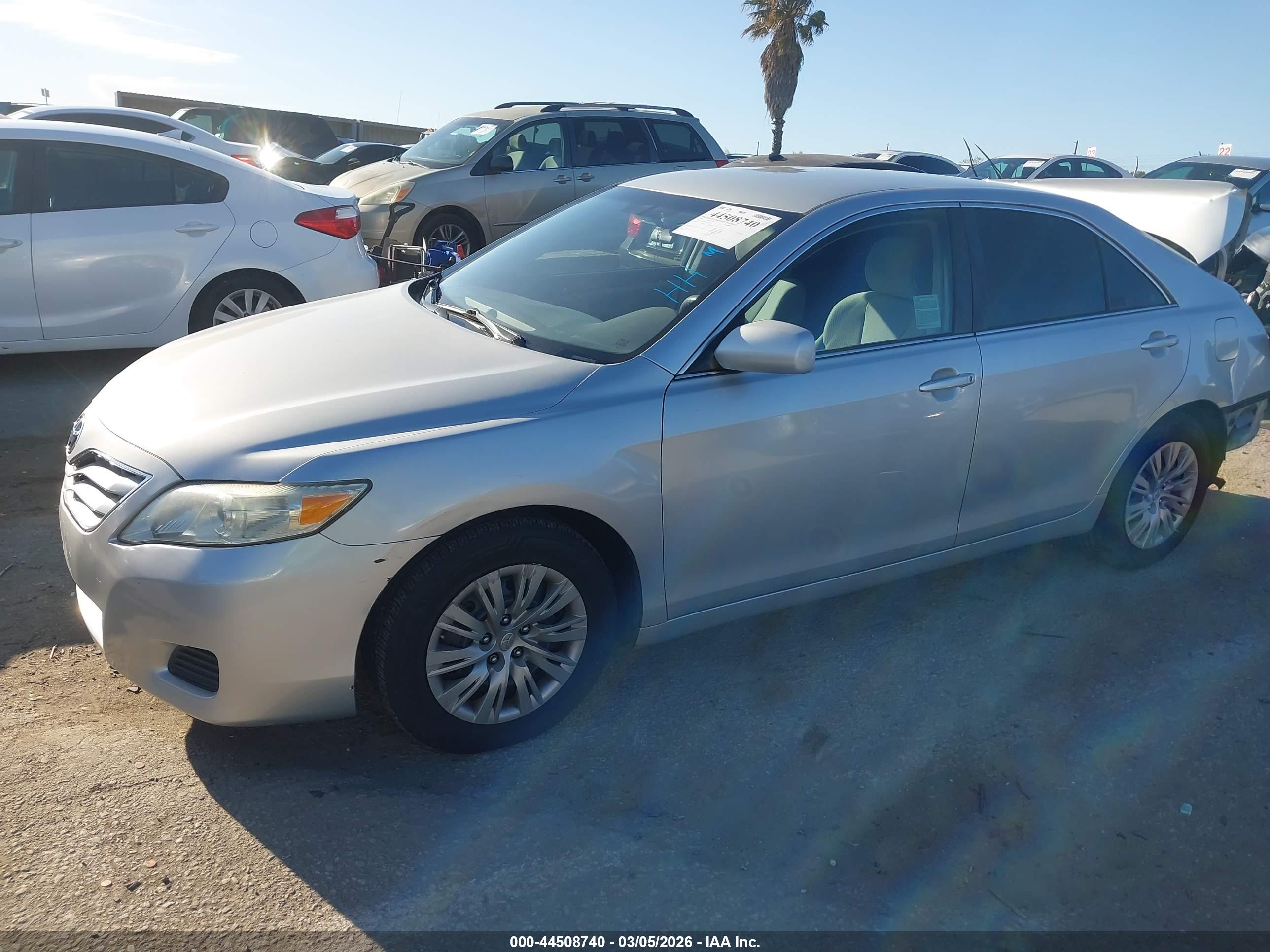 TOYOTA CAMRY image 2