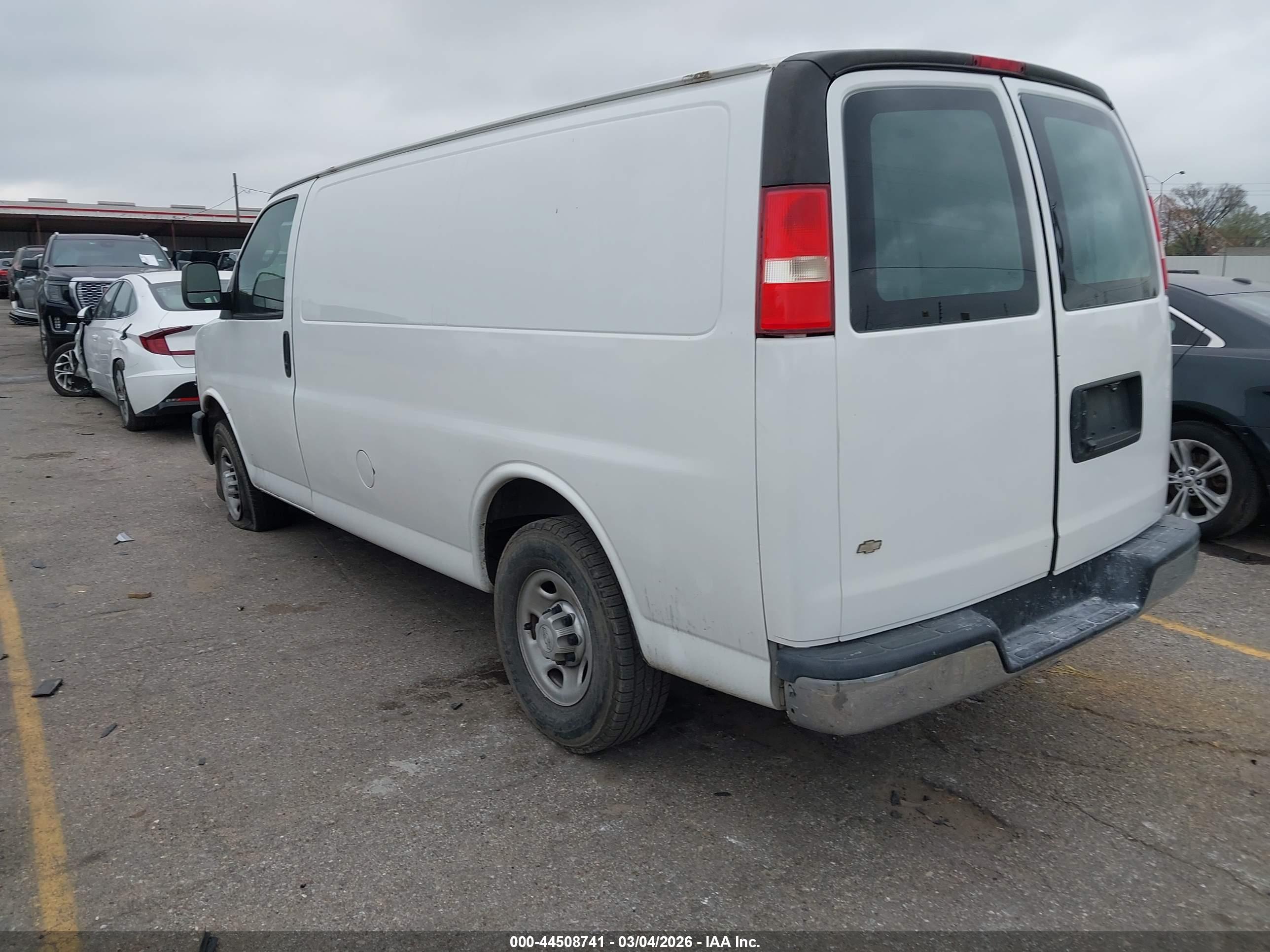 CHEVROLET EXPRESS image 3