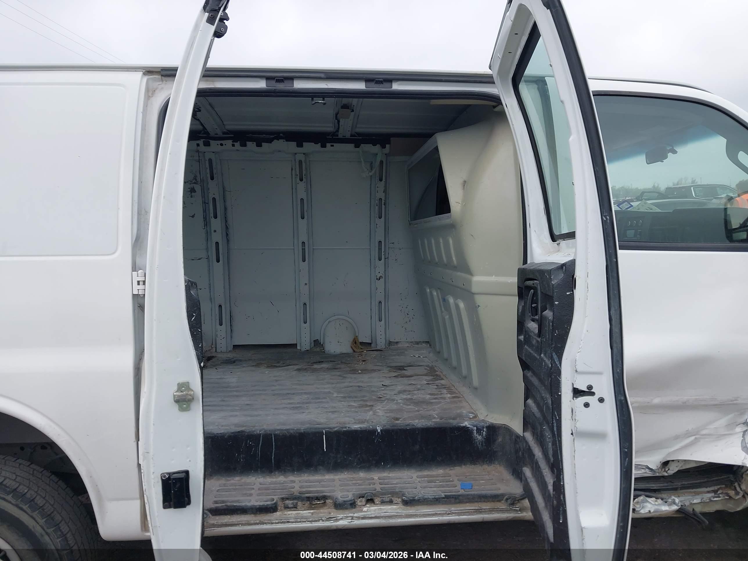 CHEVROLET EXPRESS image 8