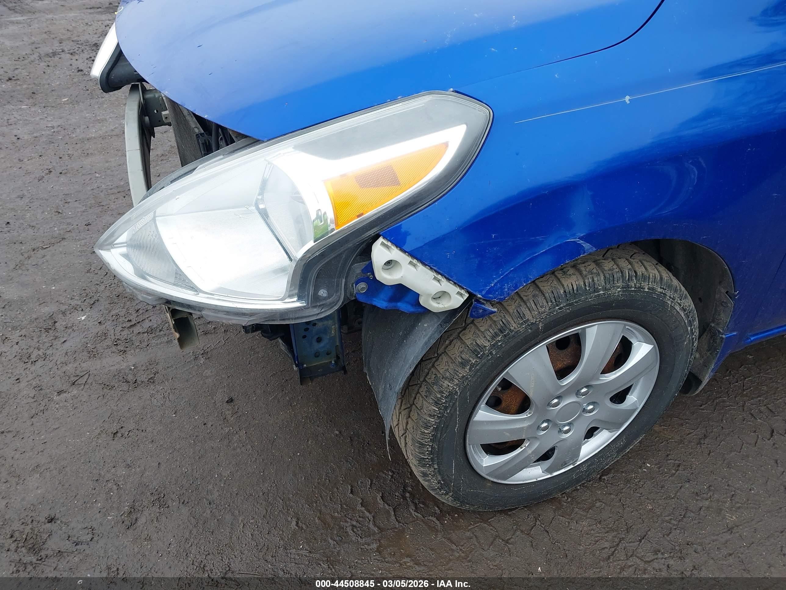NISSAN VERSA image 6