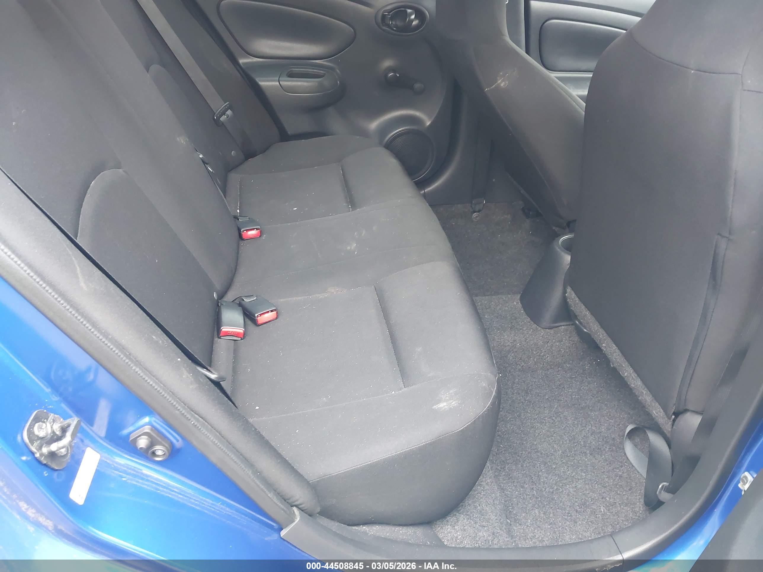 NISSAN VERSA image 8
