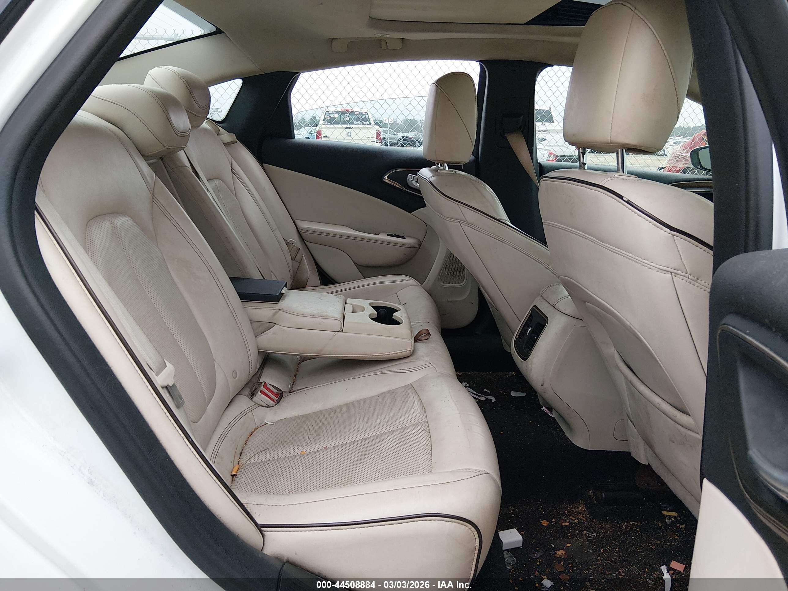 CHRYSLER 200 image 8