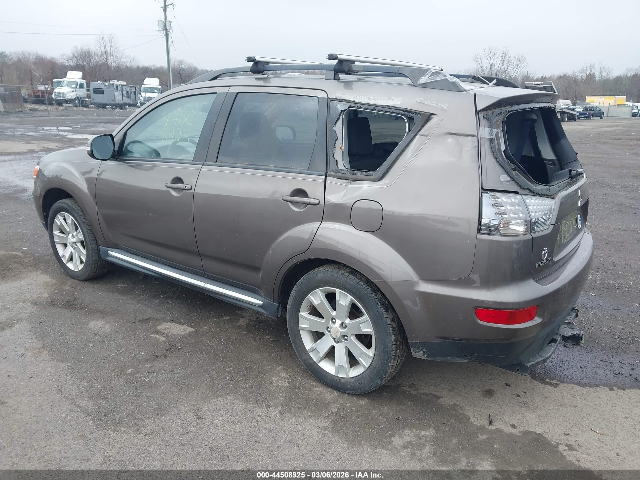 MITSUBISHI OUTLANDER image 3