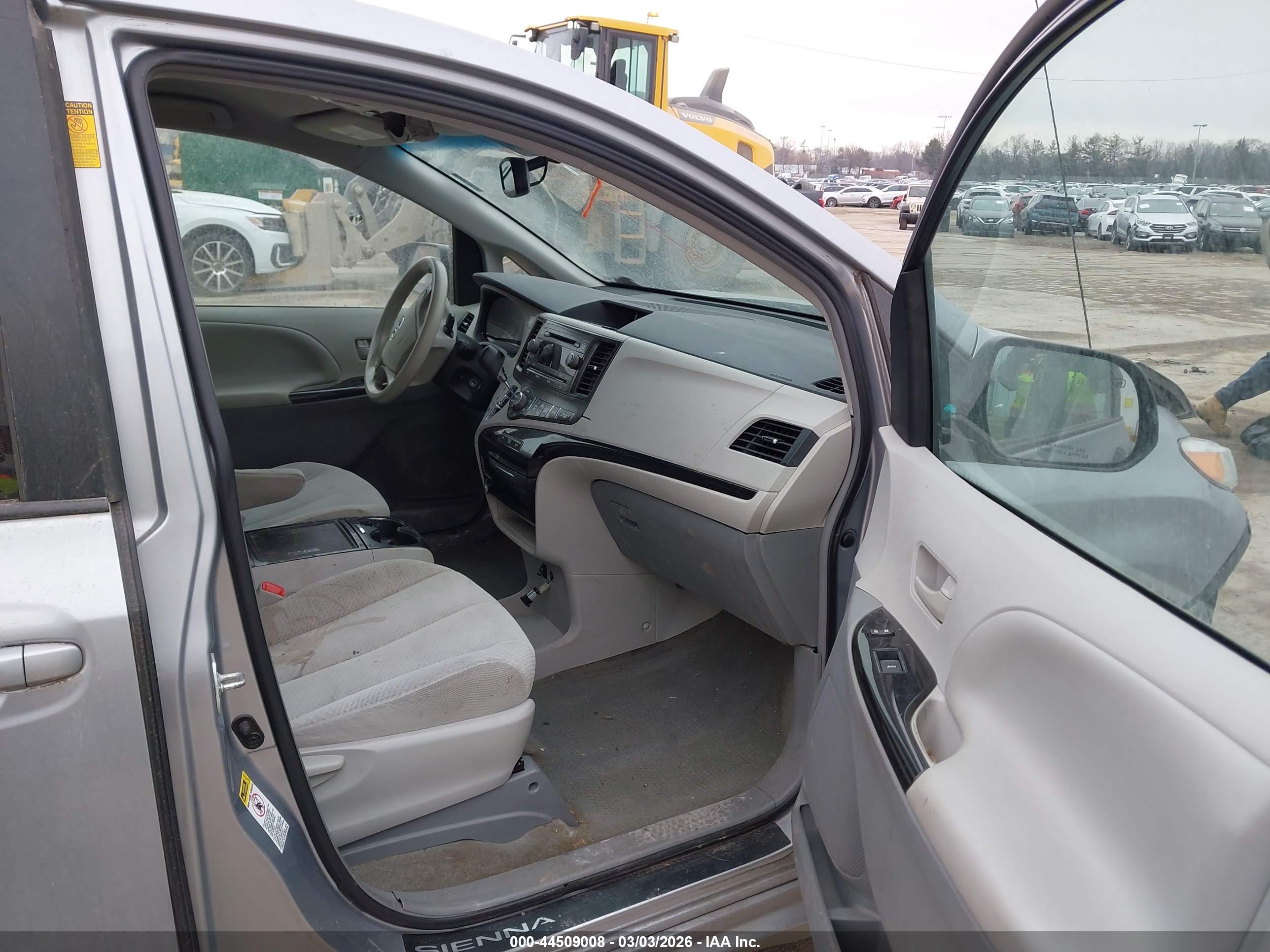 TOYOTA SIENNA image 5