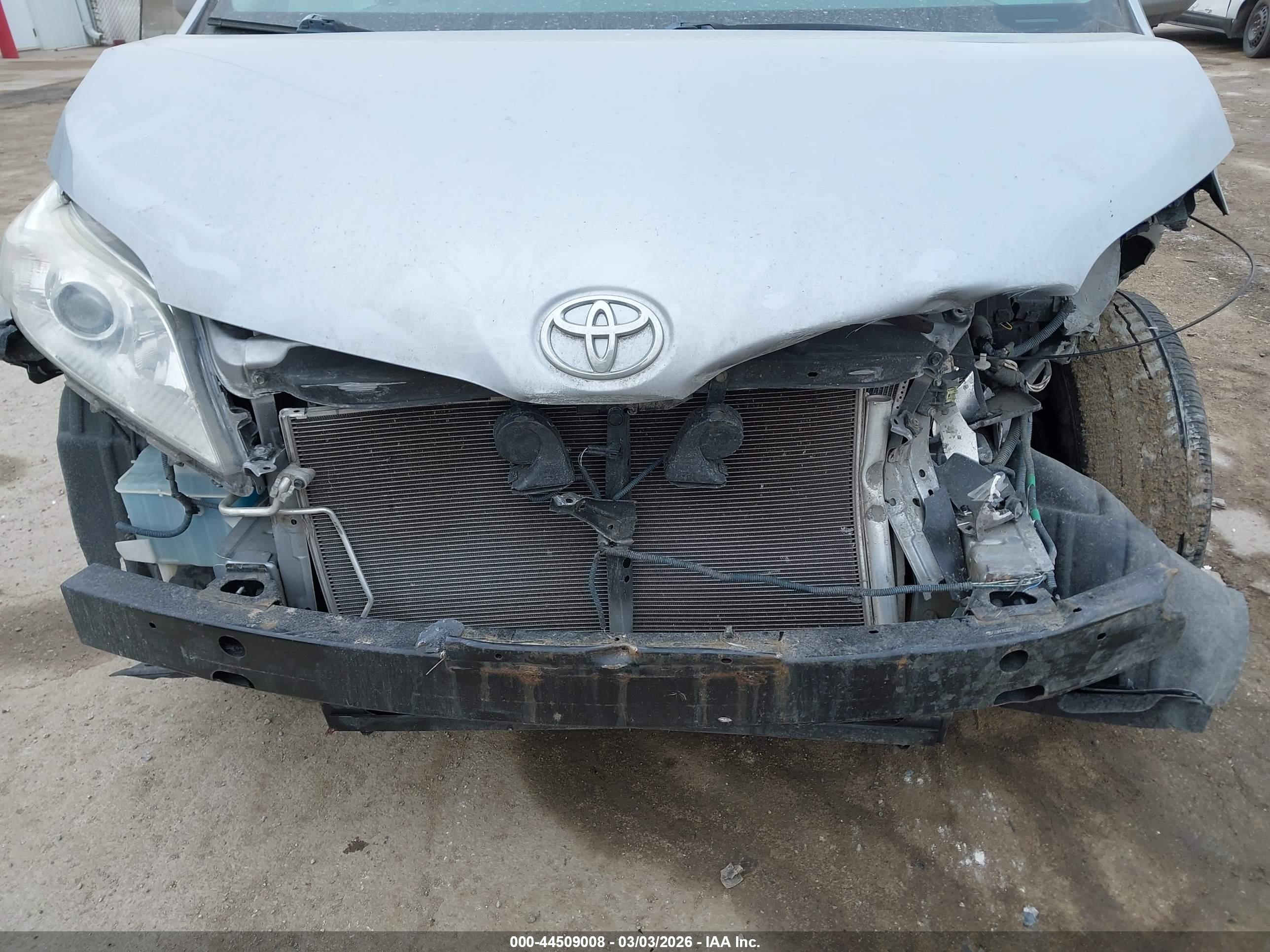 TOYOTA SIENNA image 6