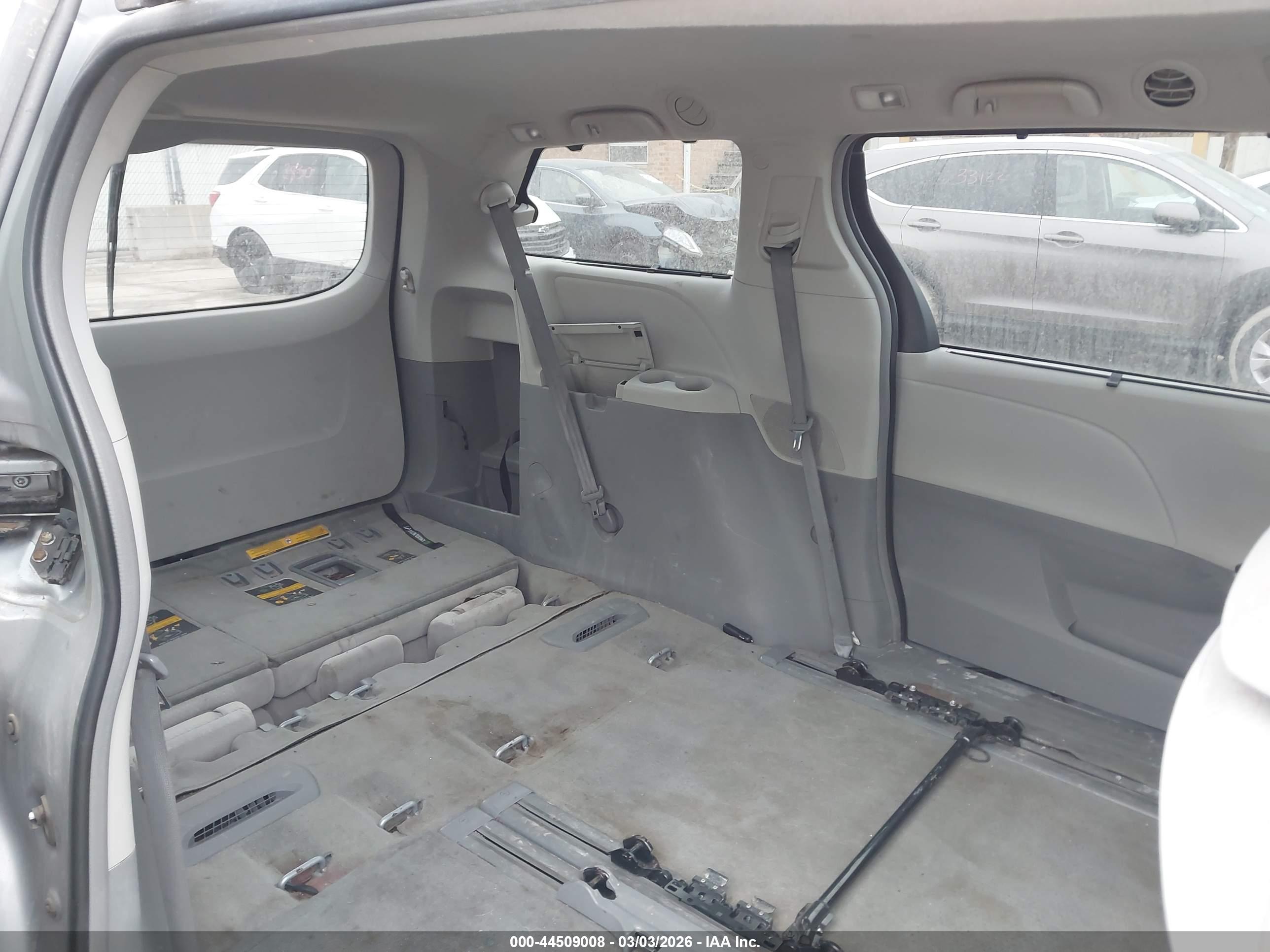 TOYOTA SIENNA image 8