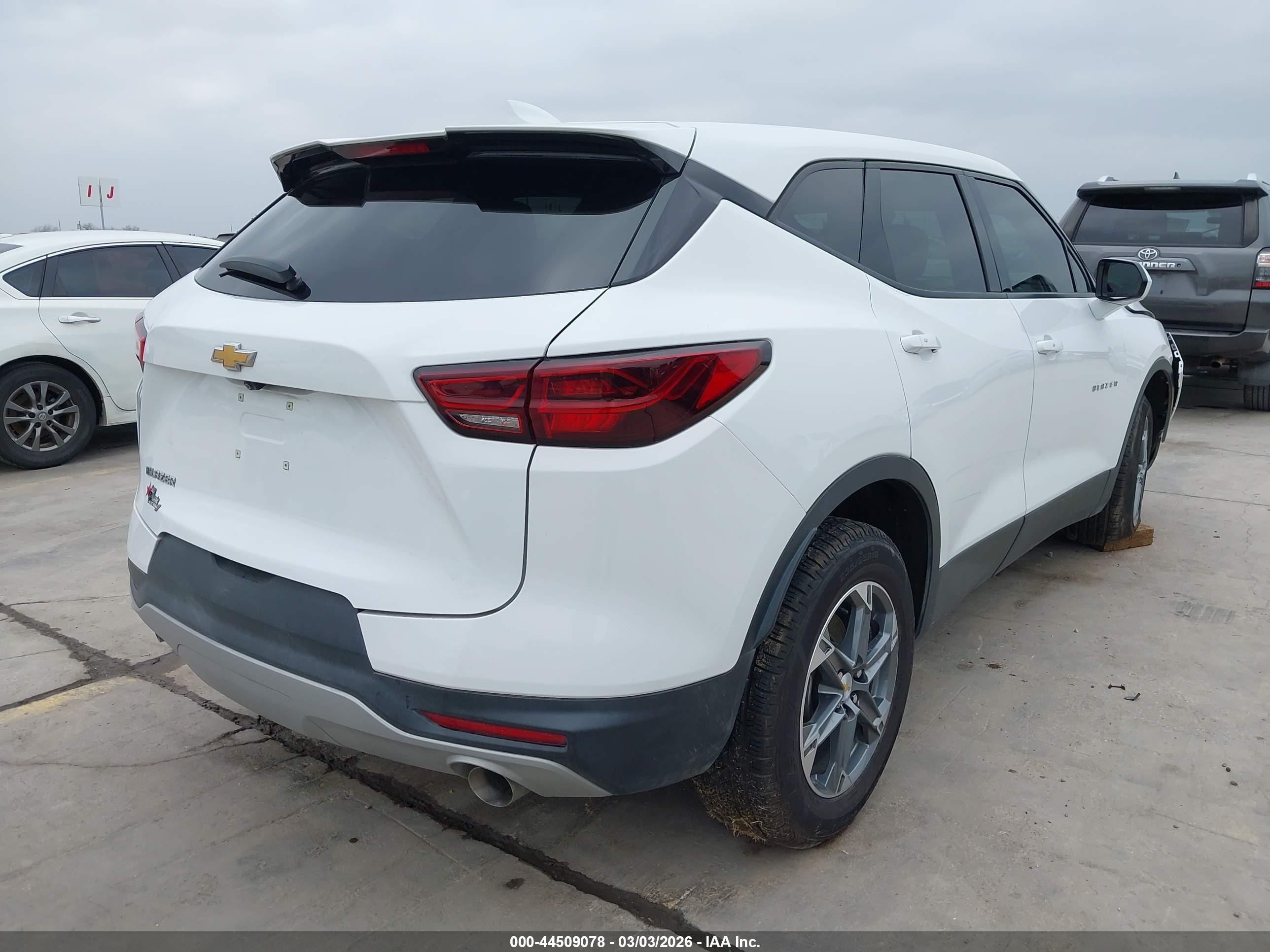 CHEVROLET BLAZER image 4