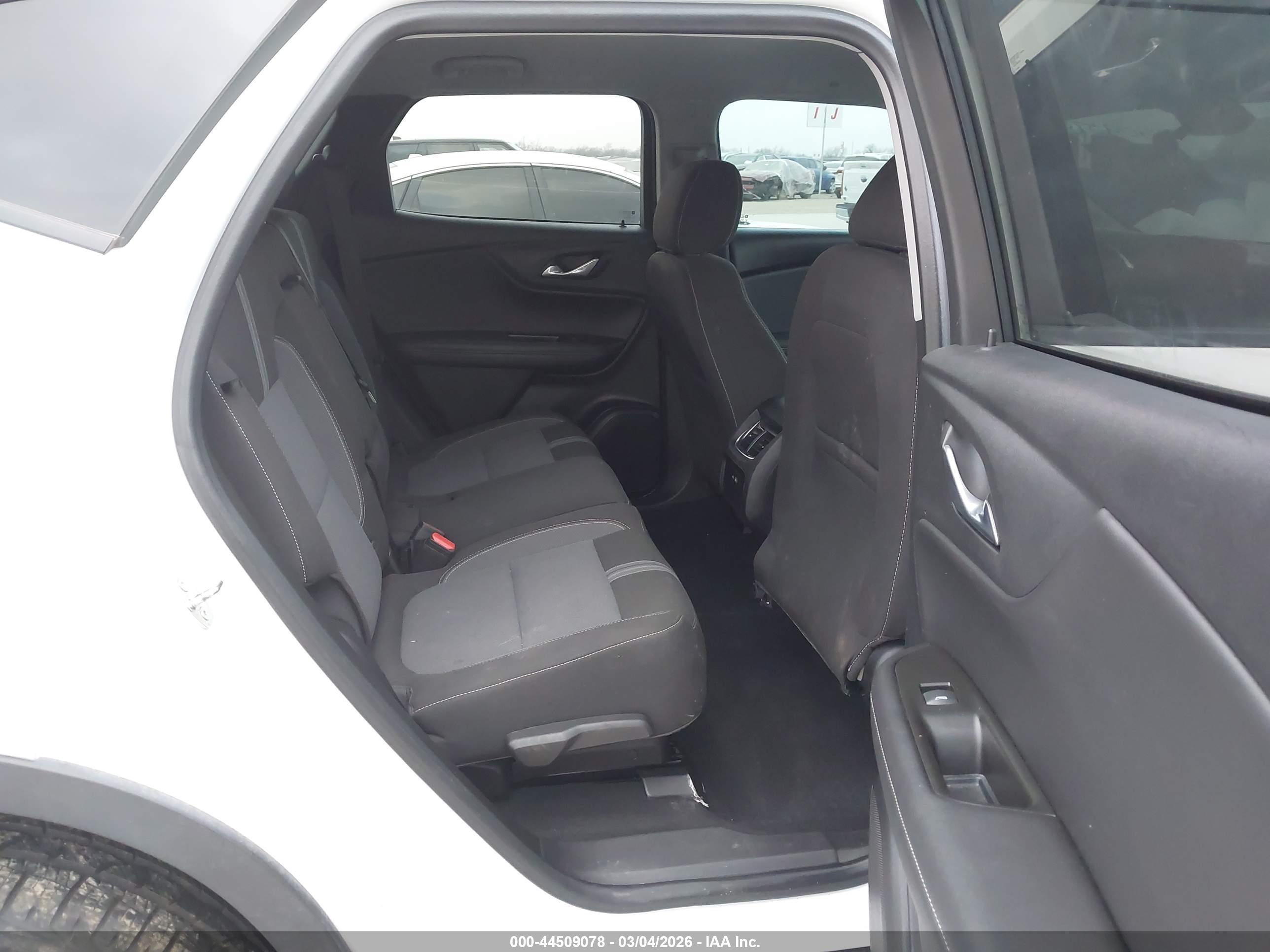 CHEVROLET BLAZER image 8