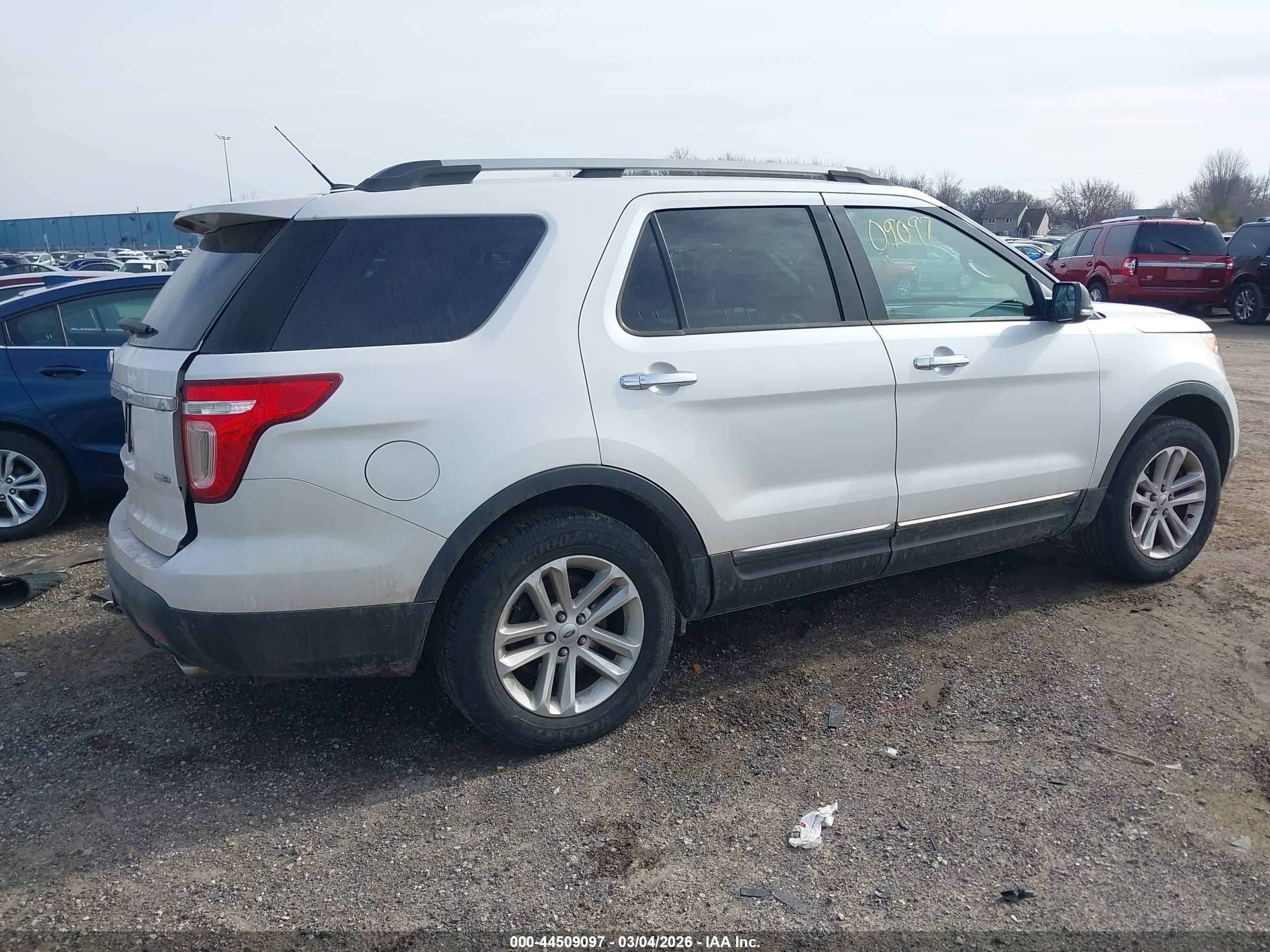 FORD EXPLORER image 4