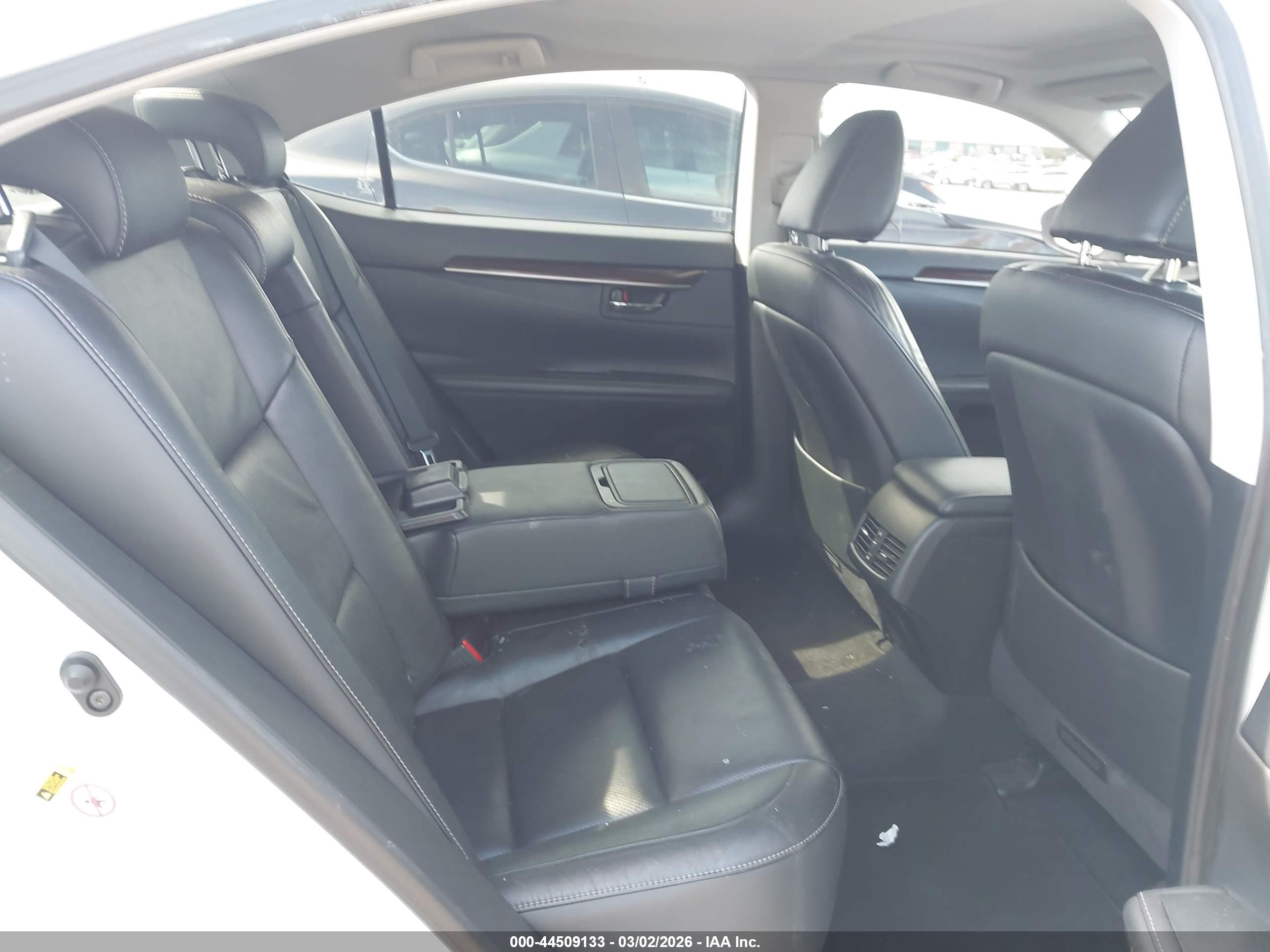 LEXUS ES image 8